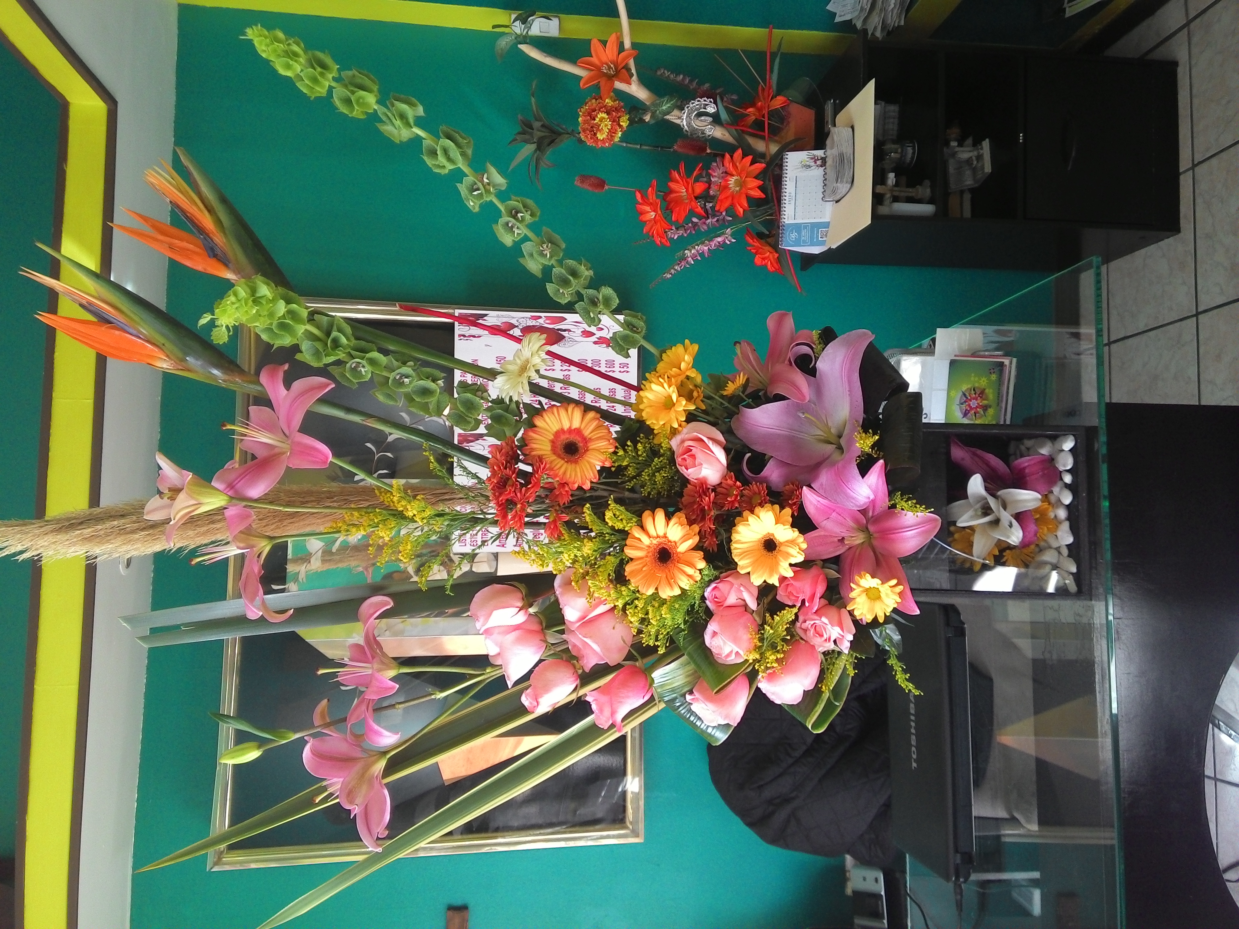 Arreglo A42 con rosa color rosa, gerberas, liies, avez de paraiso.
$1500