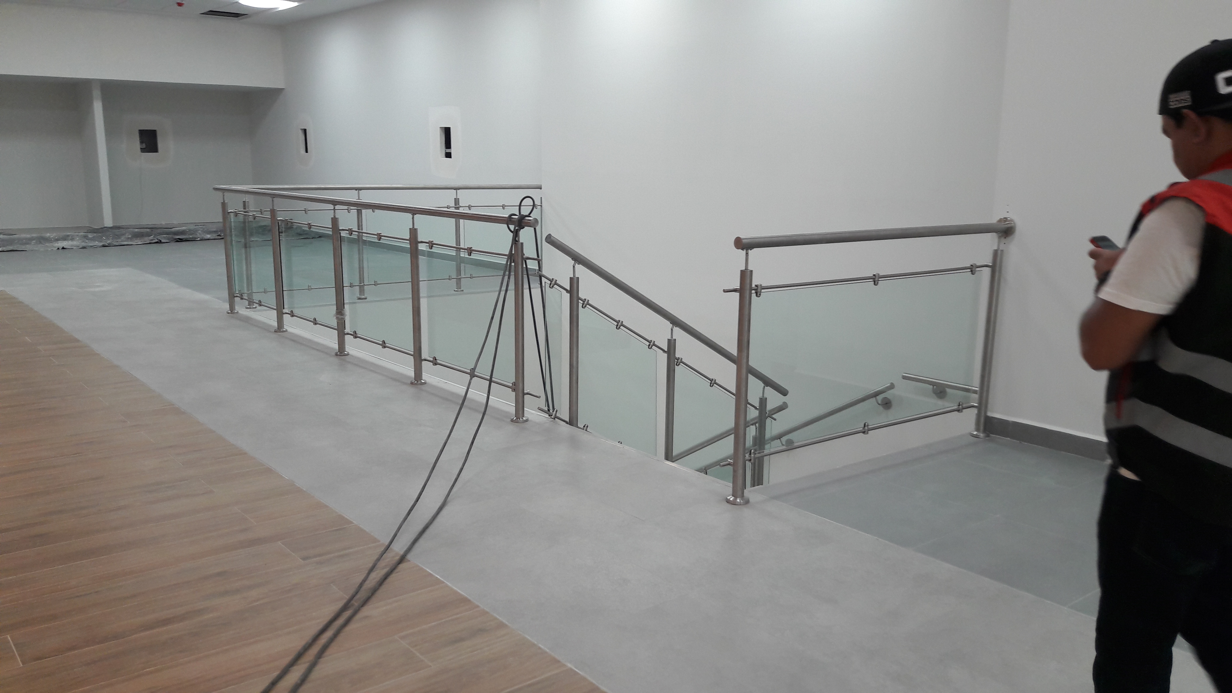 Barandal con postes y barra de acero inoxidable con vidrio - Obra: EKT Oaxaca.