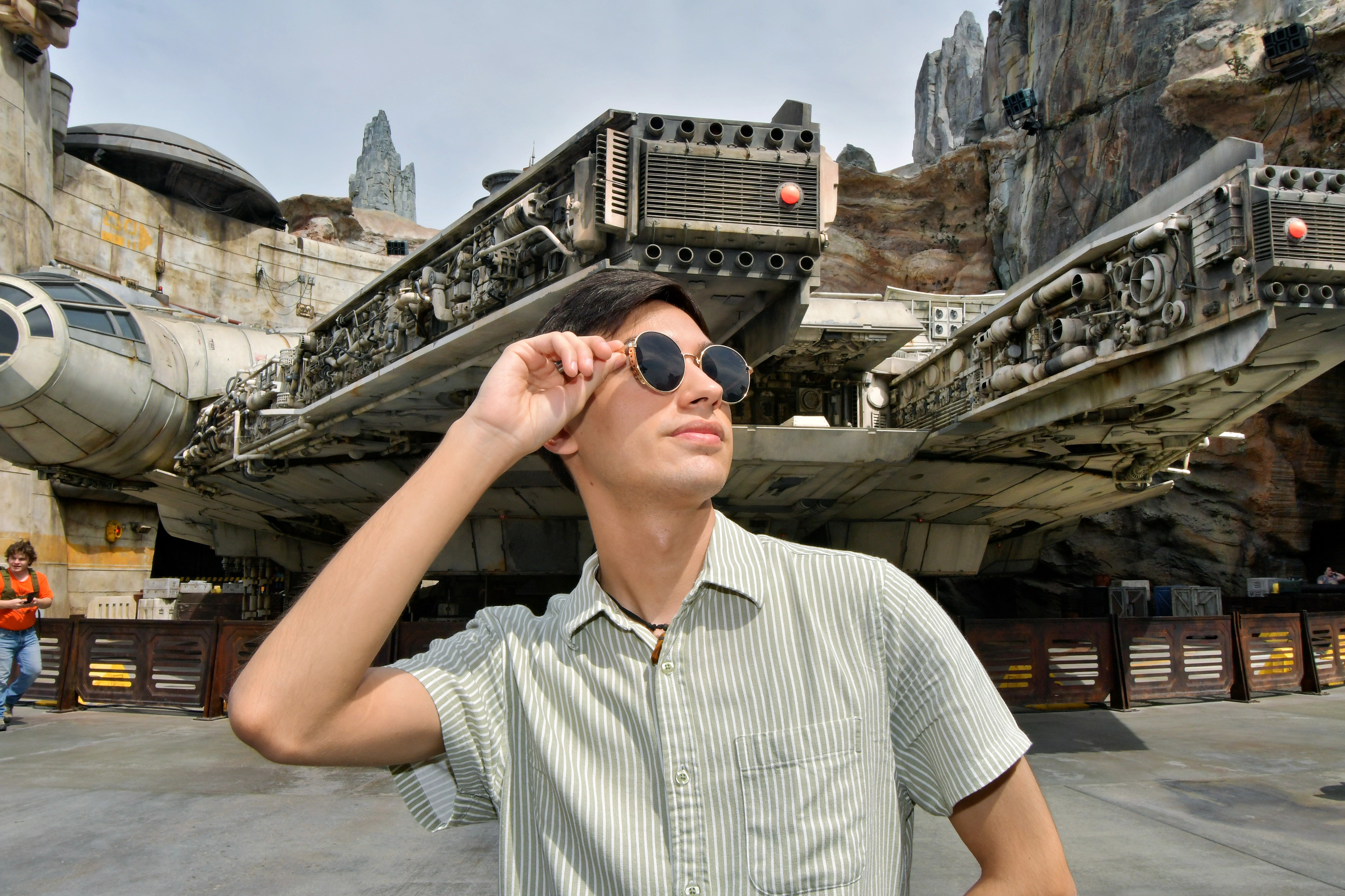 https://0201.nccdn.net/4_2/000/000/017/e75/2025-06-01---disneyland-park---millennium-falcon3.jpeg