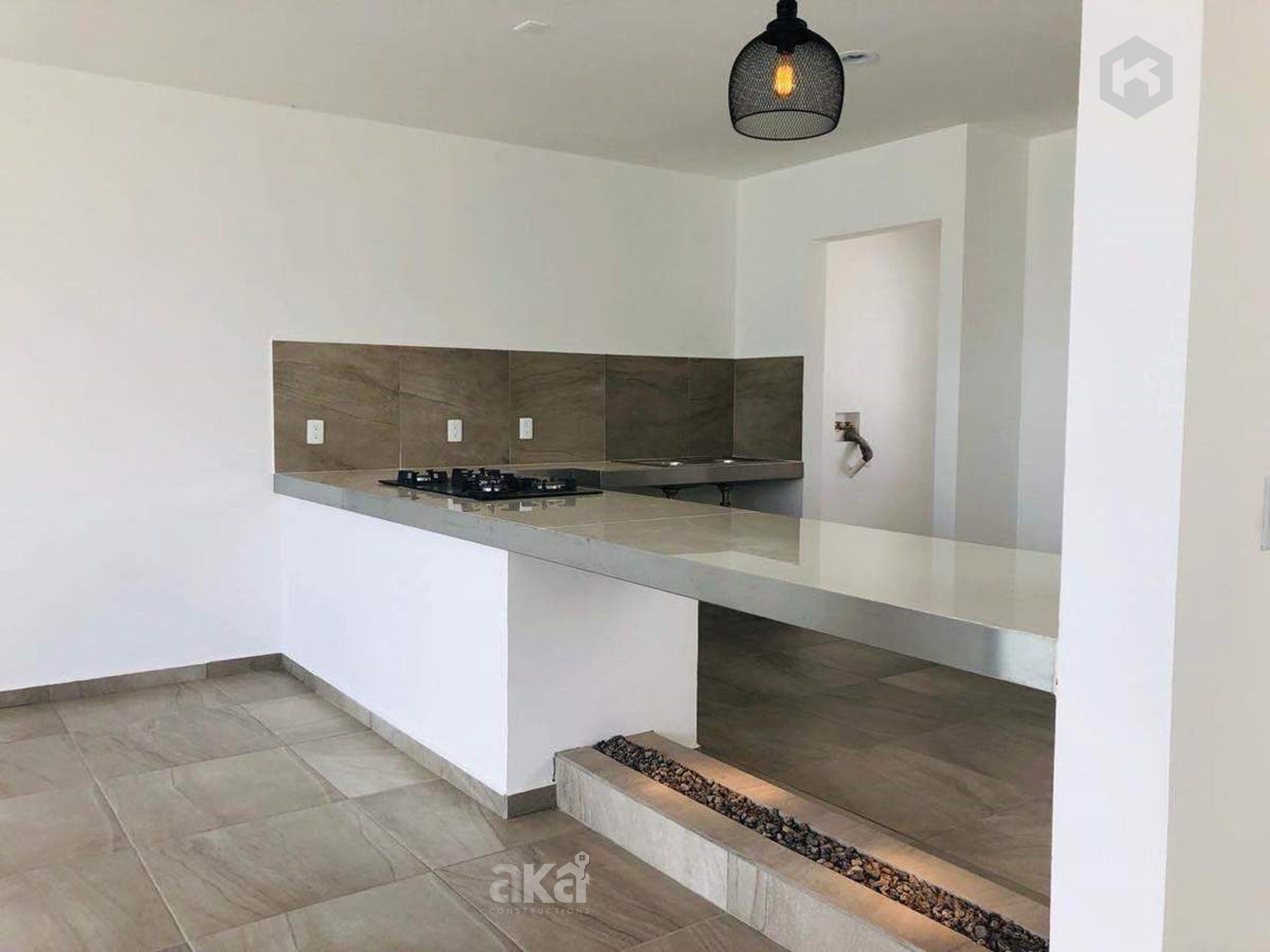 AKA Constructions: Cocina de Lujo en Acero Inoxidable con Base de Piedra Rústica