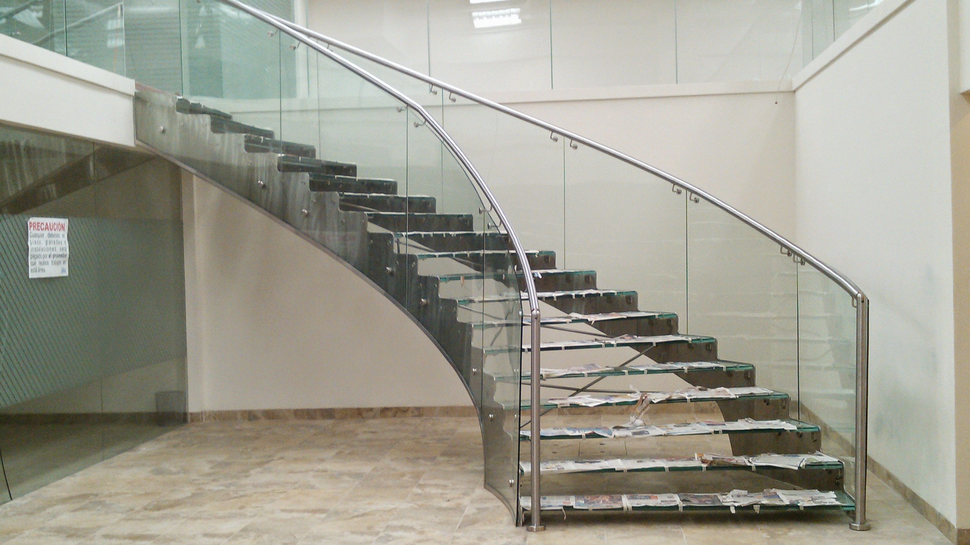 Escaleras de vidrio y acero inoxidable en Carvid.