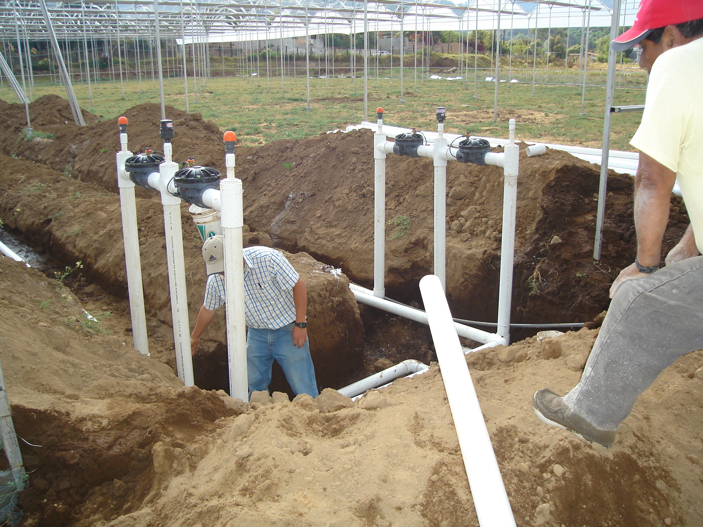 Instalación tuberías y válvulas de seccionamiento dentro del invernadero.