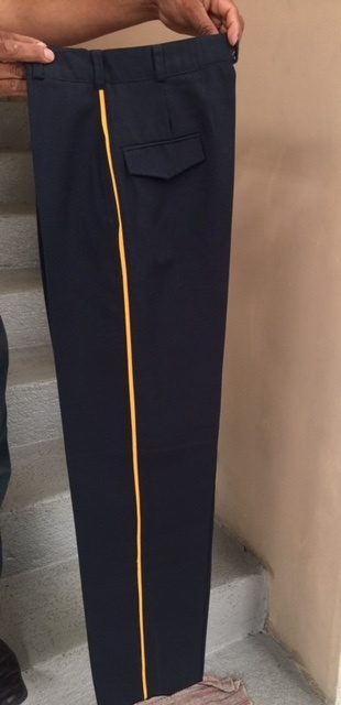 Pantalón Corte Recto vivos en color amarillo en los costados