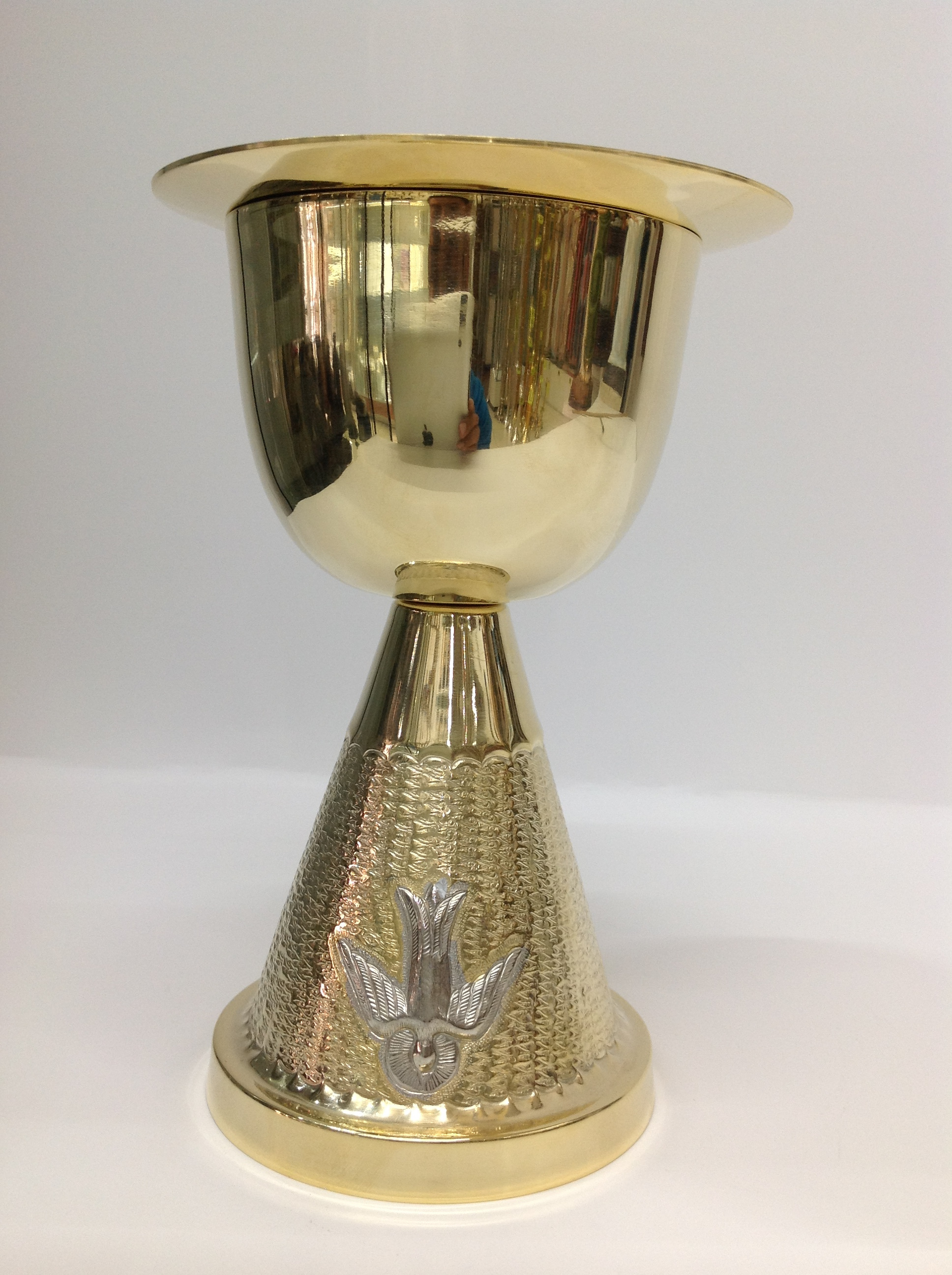 CALIZ EN CHAPA DE ORO CINCELADO EN DISEÑO DE ESPIRITUD SANTO 

preguntar por existencias.