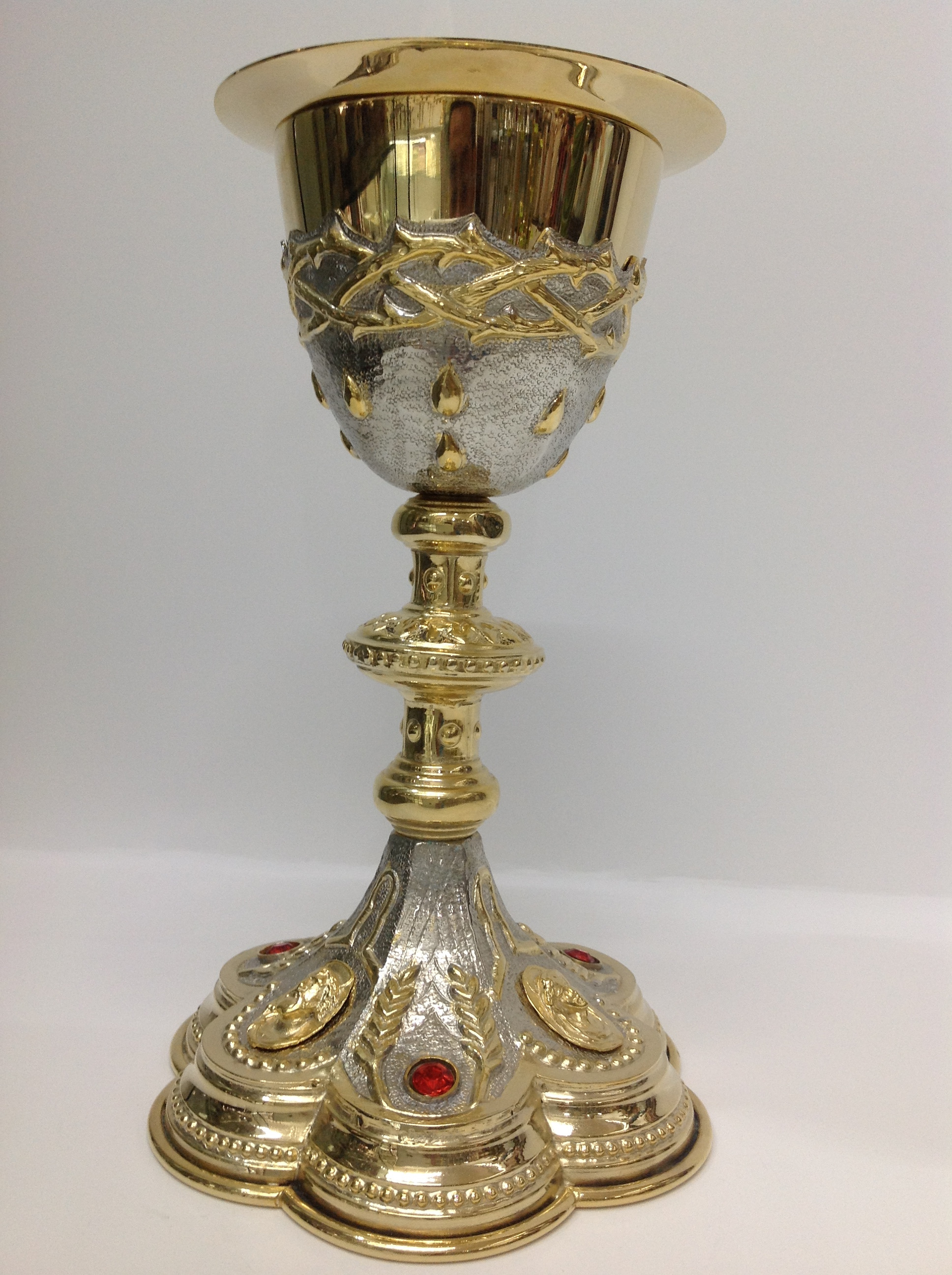 CALIZ EN CHAPA DE ORO COMBINADO EN DISEÑO DE LOS 4 EVANGELISTAS 

preguntar por existencias.