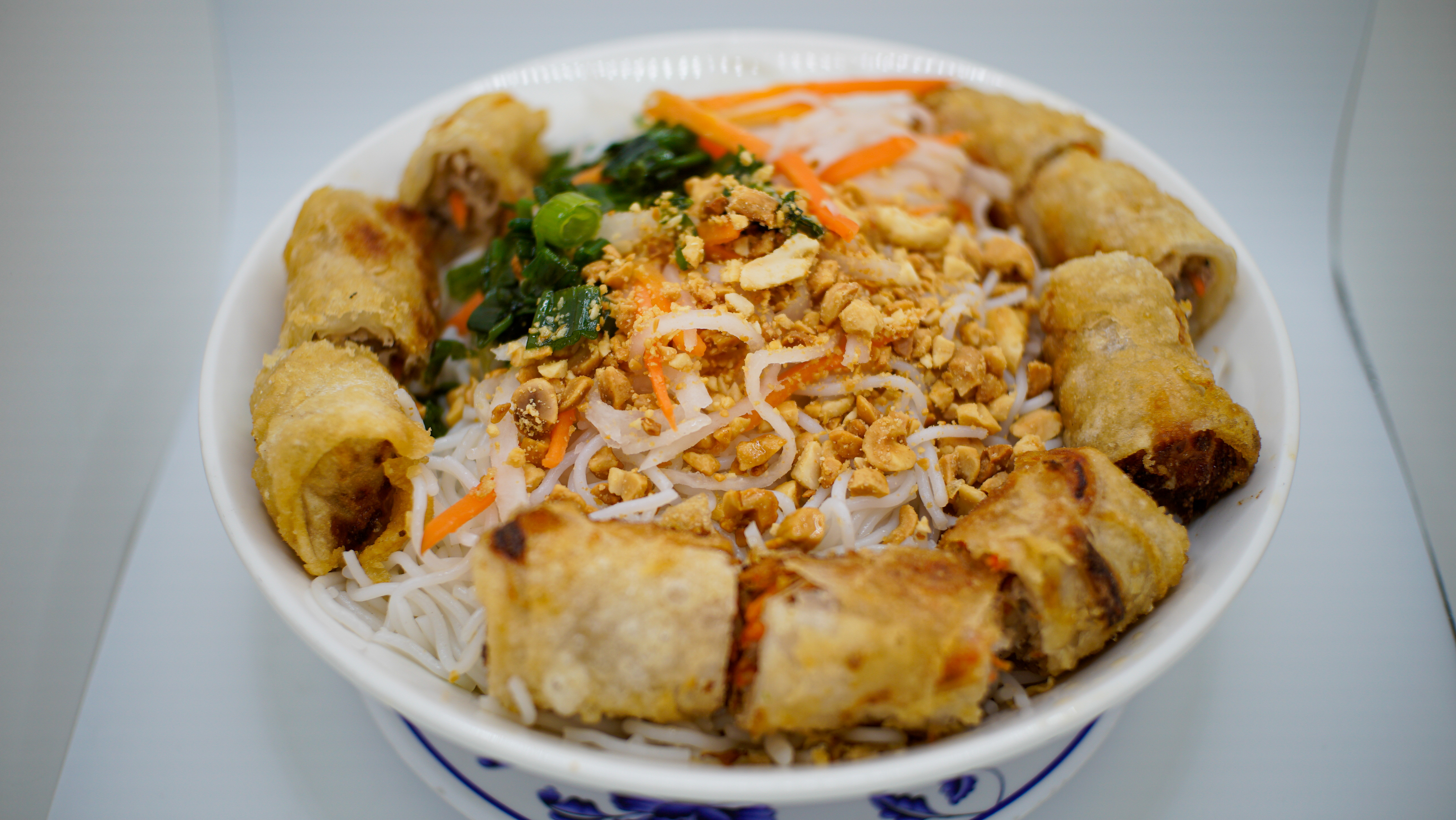 6B. BUN CHA GIO
Fried Pork Egg Roll
Vermicelli Noodle Bowl
W/ lettuce, crushed peanuts,
Pickled carrots/radish and
Oiled green onions