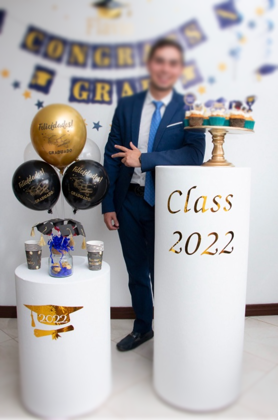 Mesas Cilindricas
Medidas:
Mediana 40, 5D X 1,02 M Altura.
pequeña 40, 5D X 58 CM Altura
$ 50.000