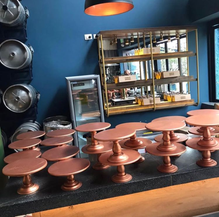 Base Redonda Para Postres
30 cm Diámetro 
Oro Rosa,Dorado,Blanco y Rosado
$ 20.000 Unidad