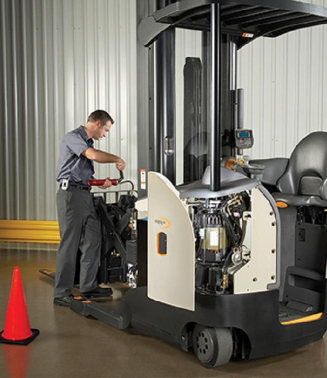 MANTENIMIENTO PREVENTIVO
Y CORRECTIVO:
Optimiza el rendimiento
y seguridad de tus 
montacargas con nuestro 
servicio técnico especializado.
Ofrecemos mantenimiento 
preventivo y correctivo,
contamos con nuestros 
técnicos especializados para 
garantizar soluciones 
rápidas y eficientes.
