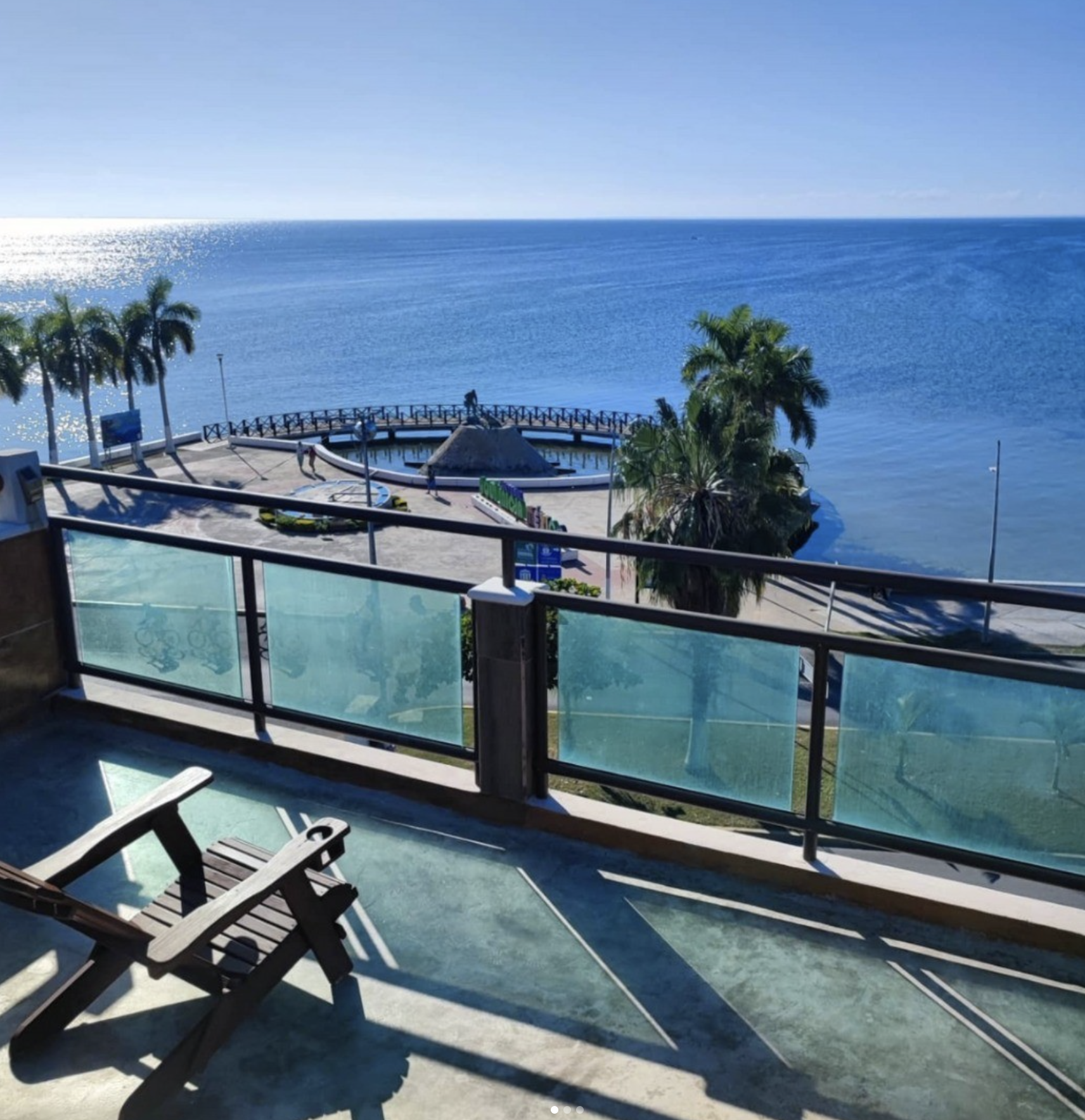 Sala de estar moderna con ventanales grandes, sofá beige y vistas a las montañas. Sala de estar moderna con ventanales grandes, sofá beige y vistas a las montañas.