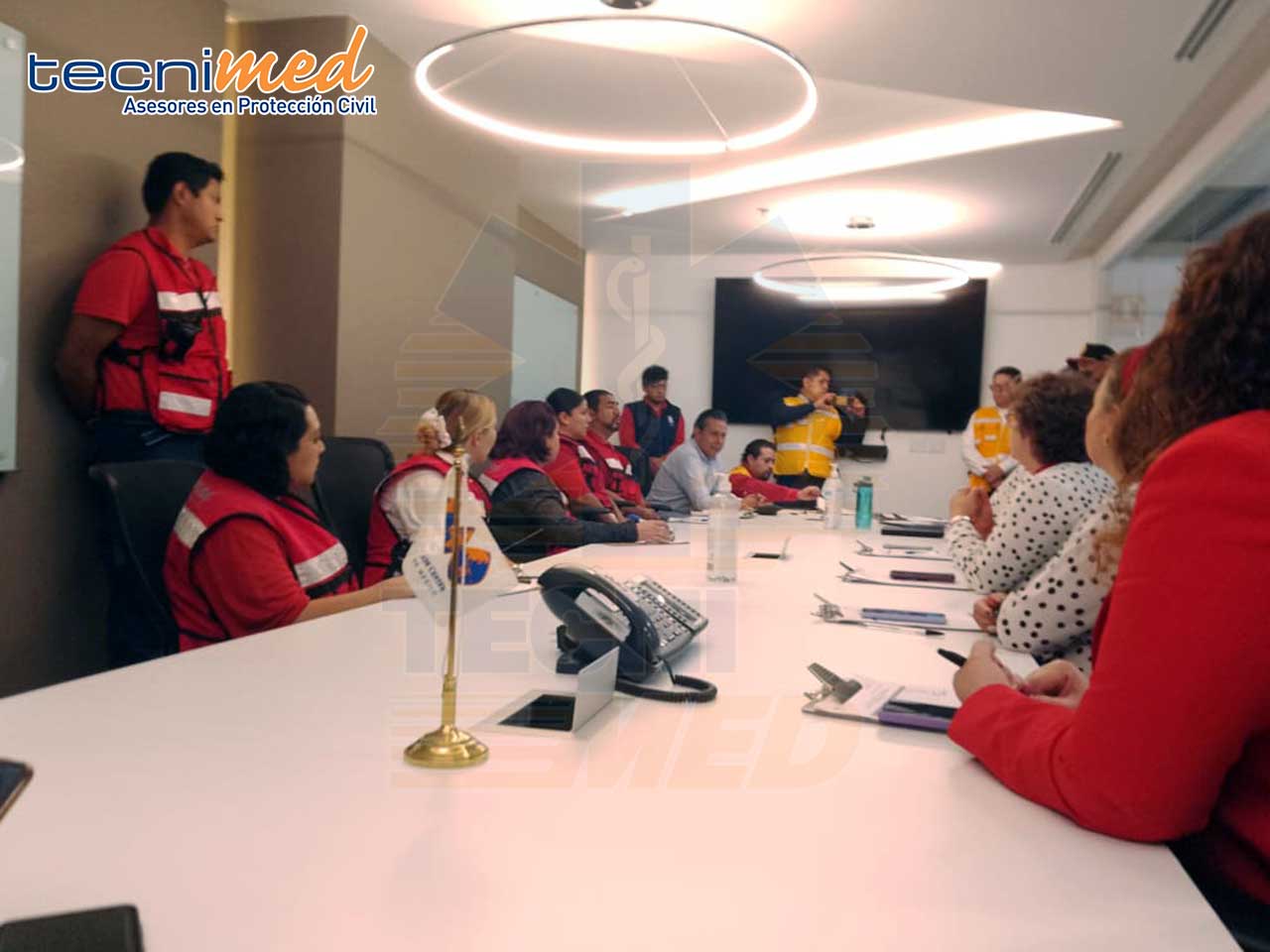 Sala de servidores con monitores mostrando datos digitales en pantallas, ambiente moderno y tecnológico.