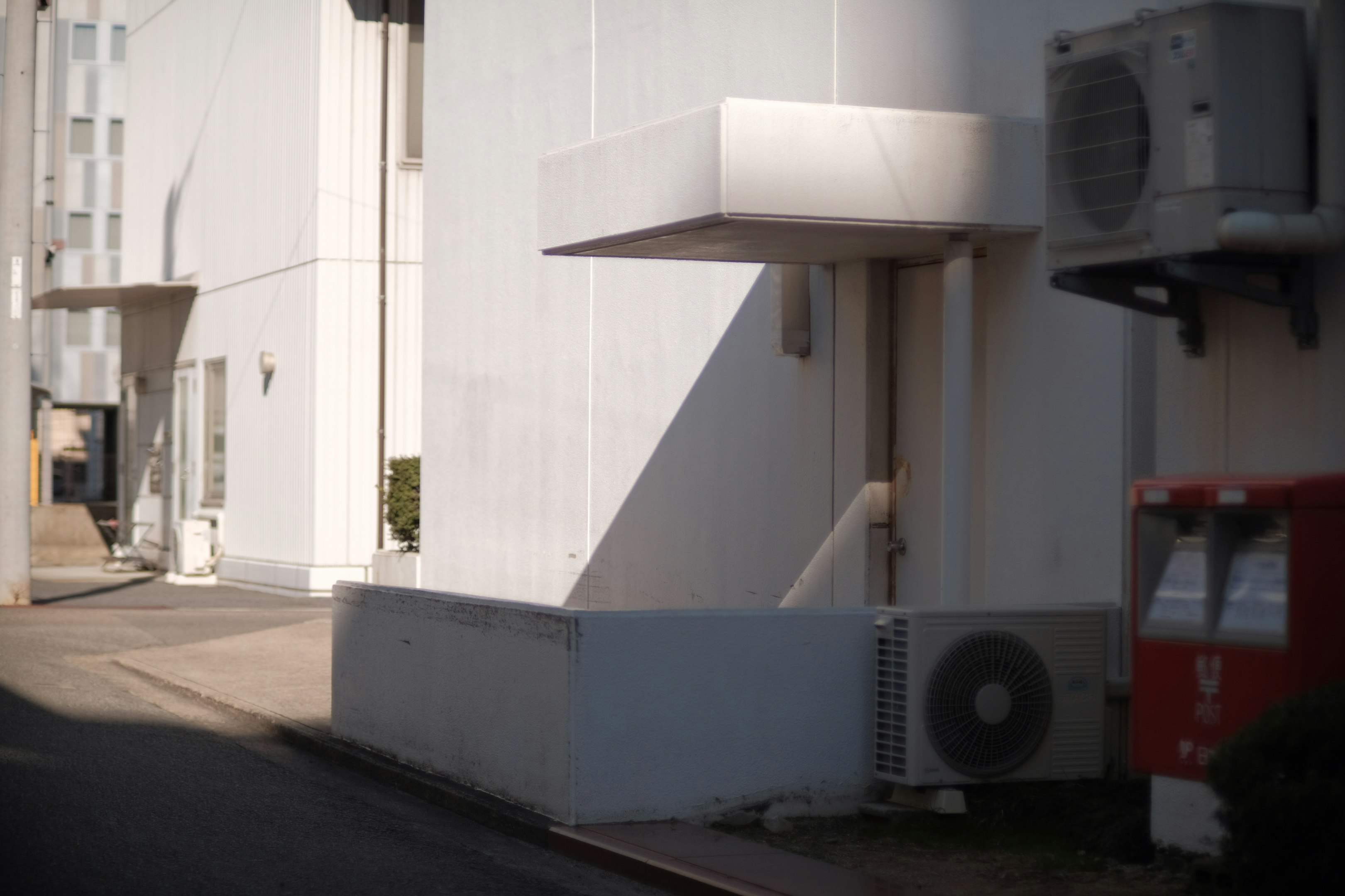 an air conditioner on the side of a building