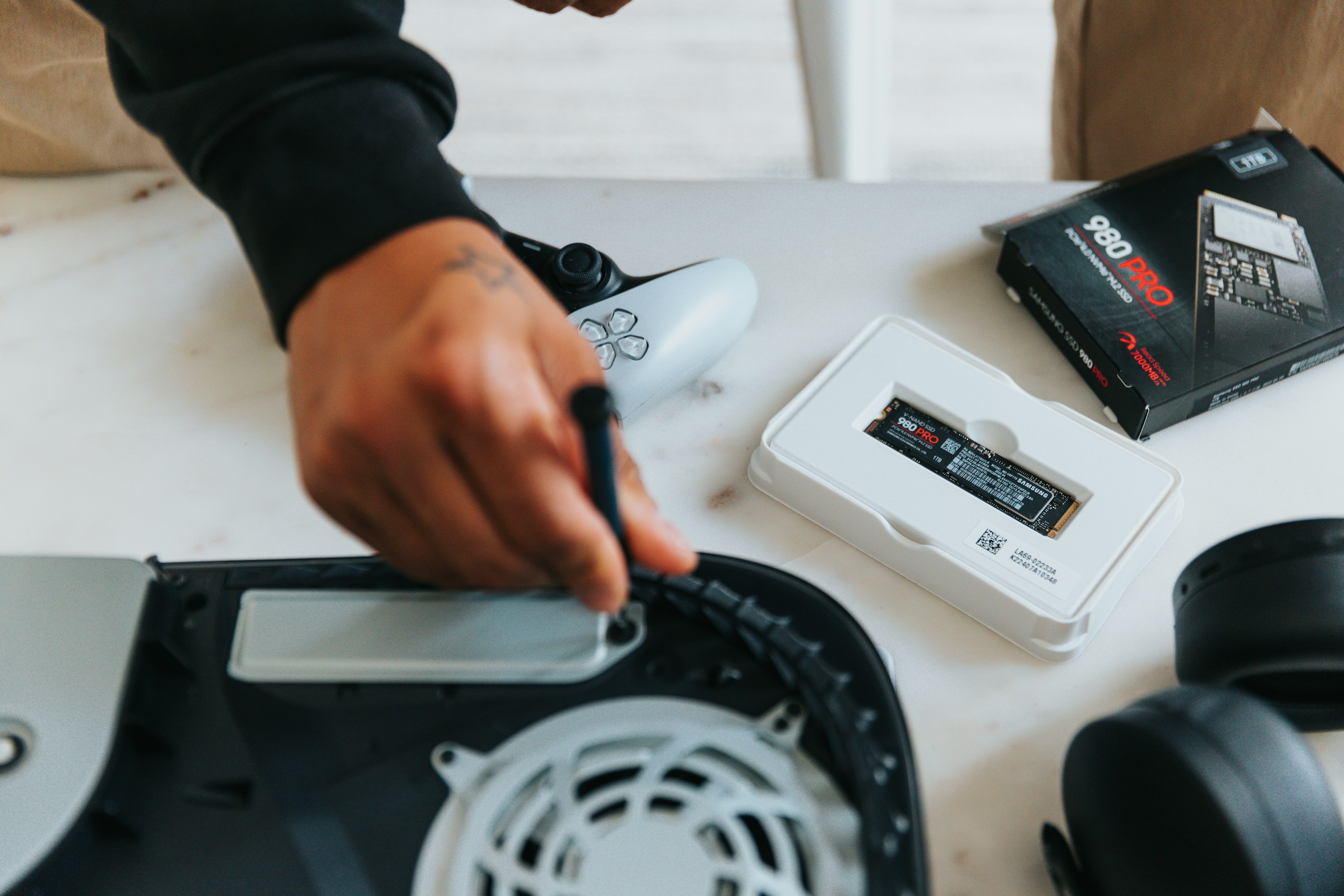 una persona escribiendo en un papel
