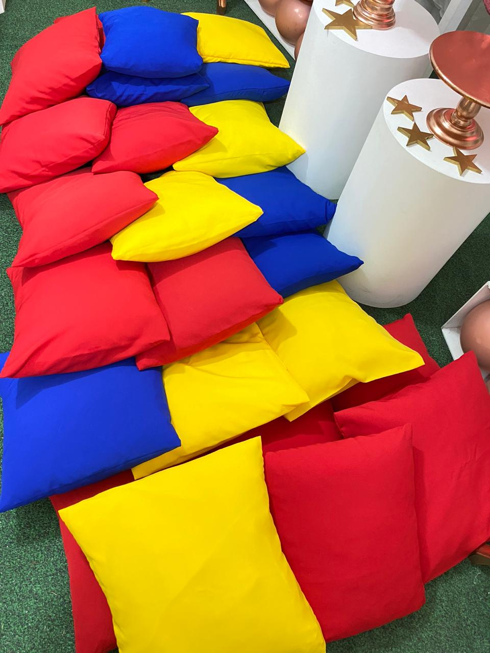 Cojines
Color Azul, blanco, rojo y Amarillo
44cm x 44cm
Alquiler $ 5.000
Precio Unitario