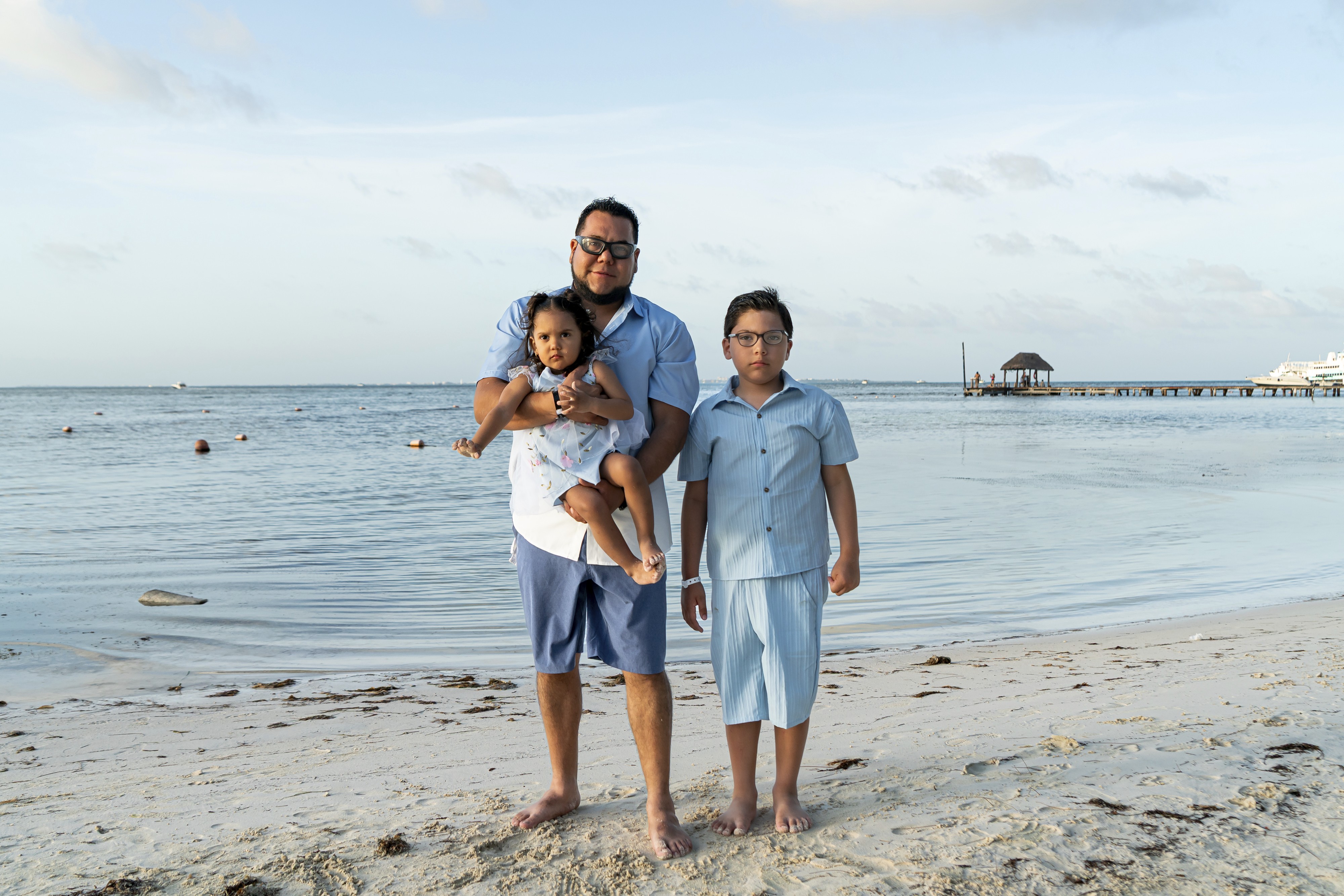 https://0201.nccdn.net/4_2/000/000/019/c2c/luxartifices-riviera-maya-beach-family-photos0003.jpg