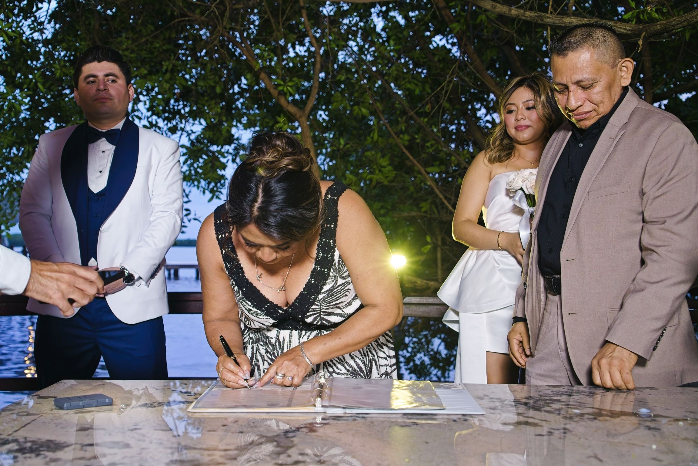 https://0201.nccdn.net/4_2/000/000/019/c2c/luxartifices-wedding-navios-cancun-bride-and-groom-sunset023.jpg
