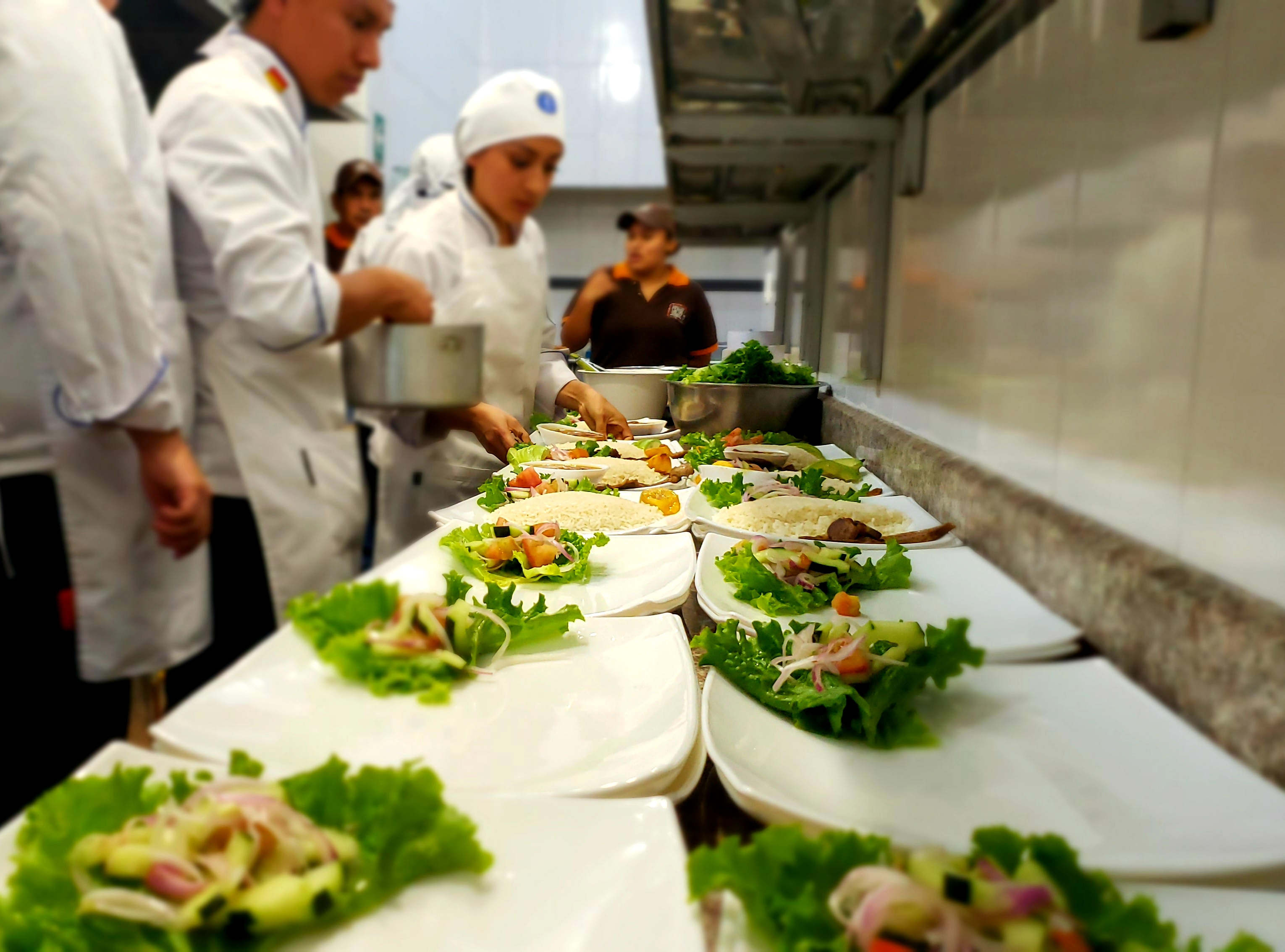 Visita San Isidro Instituto Superior - Cuenca Clase demostrativa, métodos y técnicas de preparación de la gastronomía ecuatoriana.
