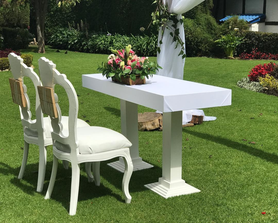 Mesa tapizada Blanca
medidas
1.50mX55cm
$ 60.000