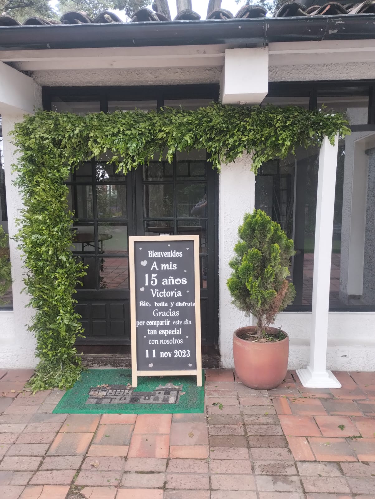 Arco de Madera con follaje en L Natural
2.20m altura x1.50m de ancho
300.000 pesos