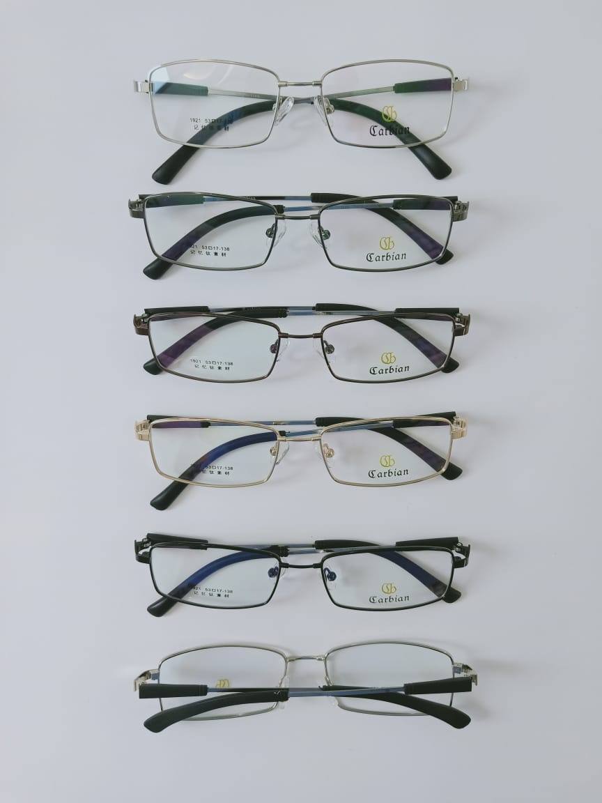 Modelo: 1921
Colores: Negro, Gris, Cafe, Dorado y Plateado