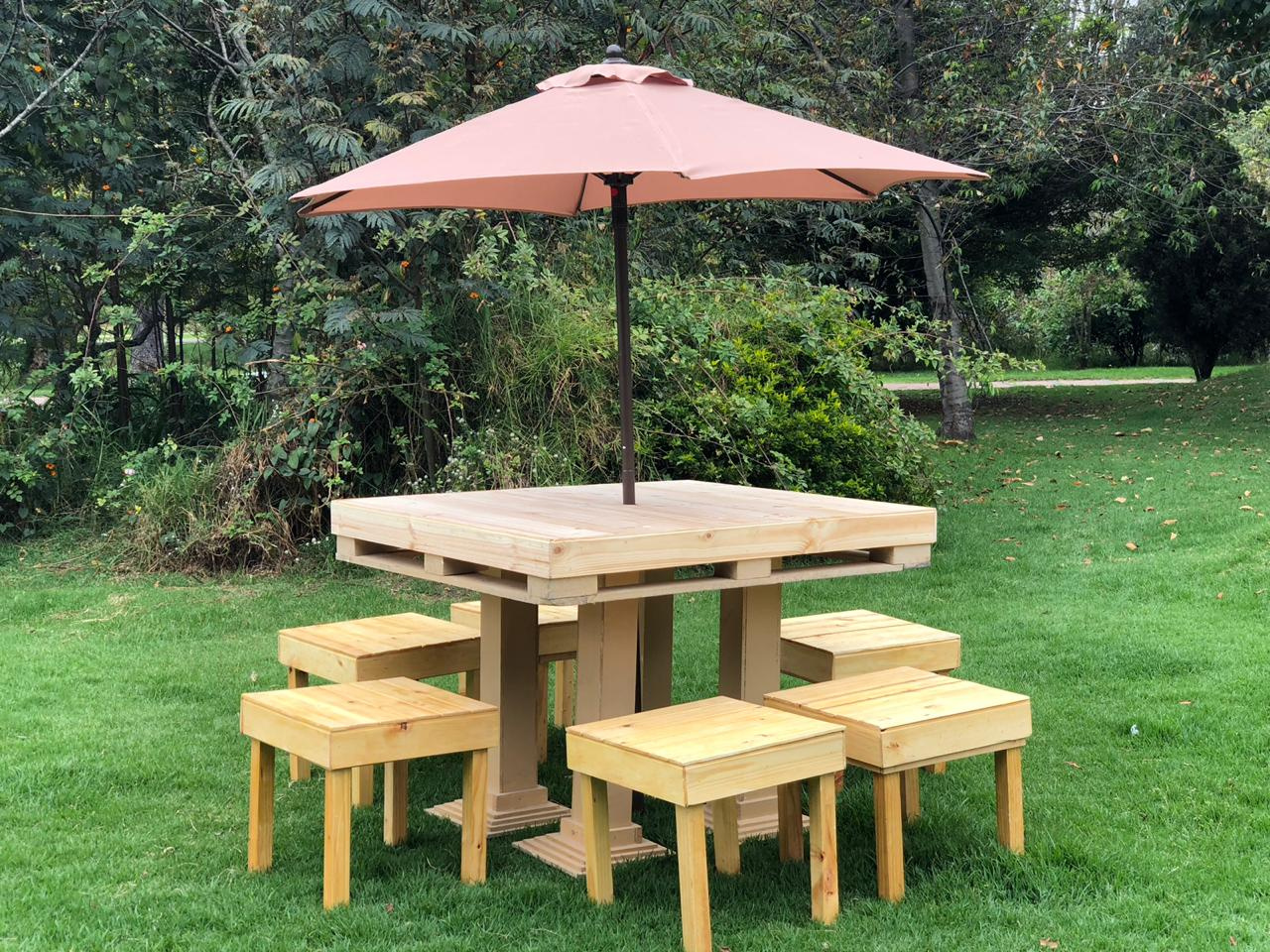 Picnic Alta + 6 Bancas
1m x 1.17cm c/u
+ Sombrilla $ 190.000
Precio Unitario