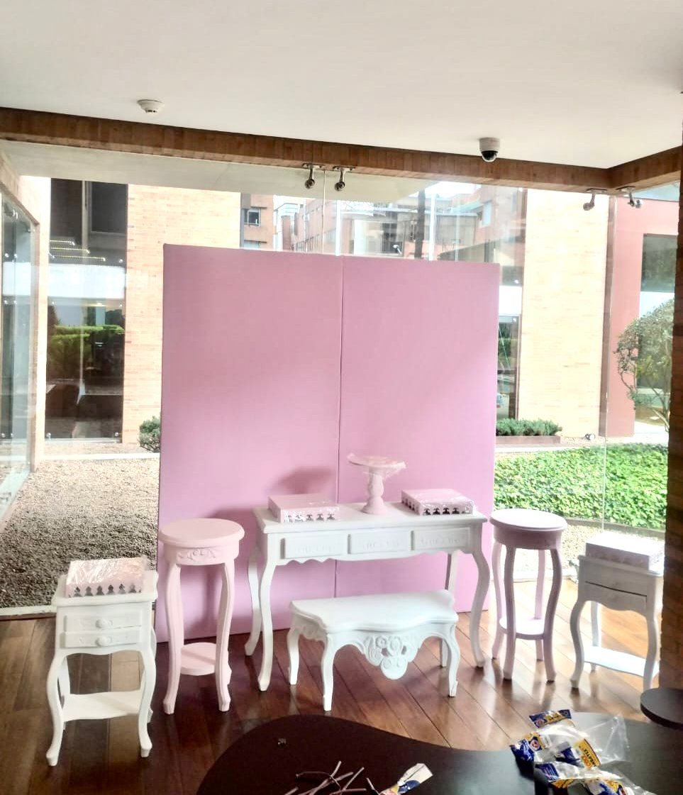 Pata Curva 3 Gavetas Blanca
$ 100.00
Aux Rosada $ 50.000
Isabelina Enana $ 50.000
41cm X 31cm / Altura 68cm
Mesa Pata Curva con Gaveta
$ 50.000