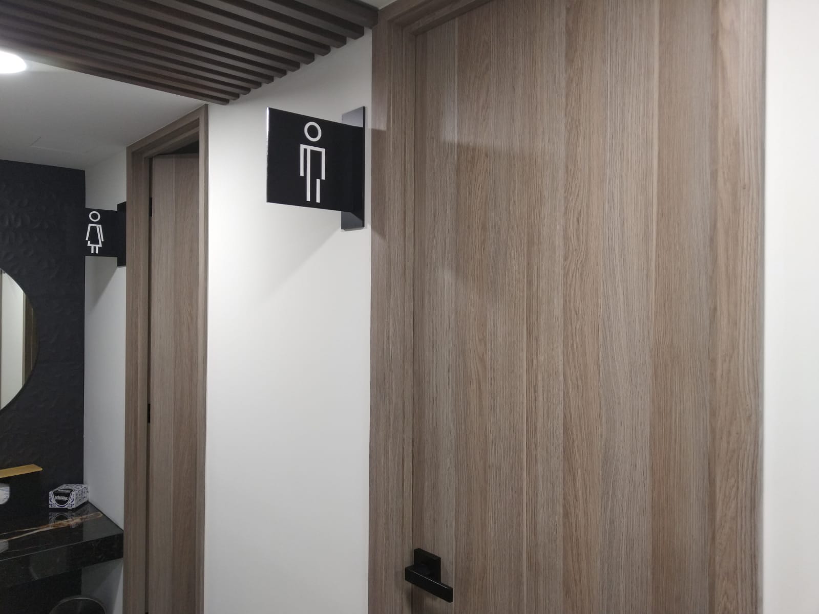 Línea de producción de empaques en una fábrica moderna con iluminación industrial.