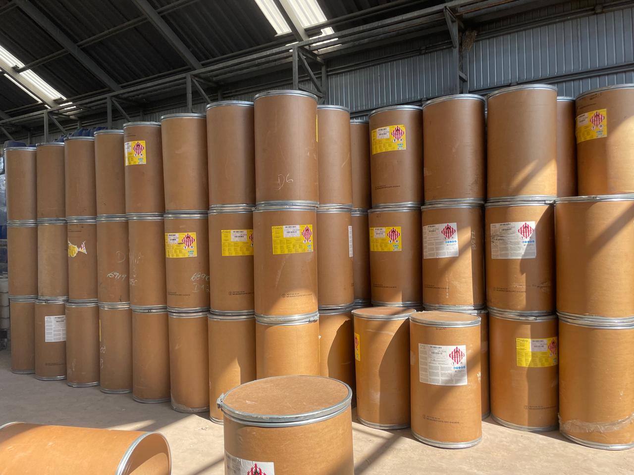Pasillo de almacén con estanterías llenas de cajas y letrero de 'storage' en primer plano.