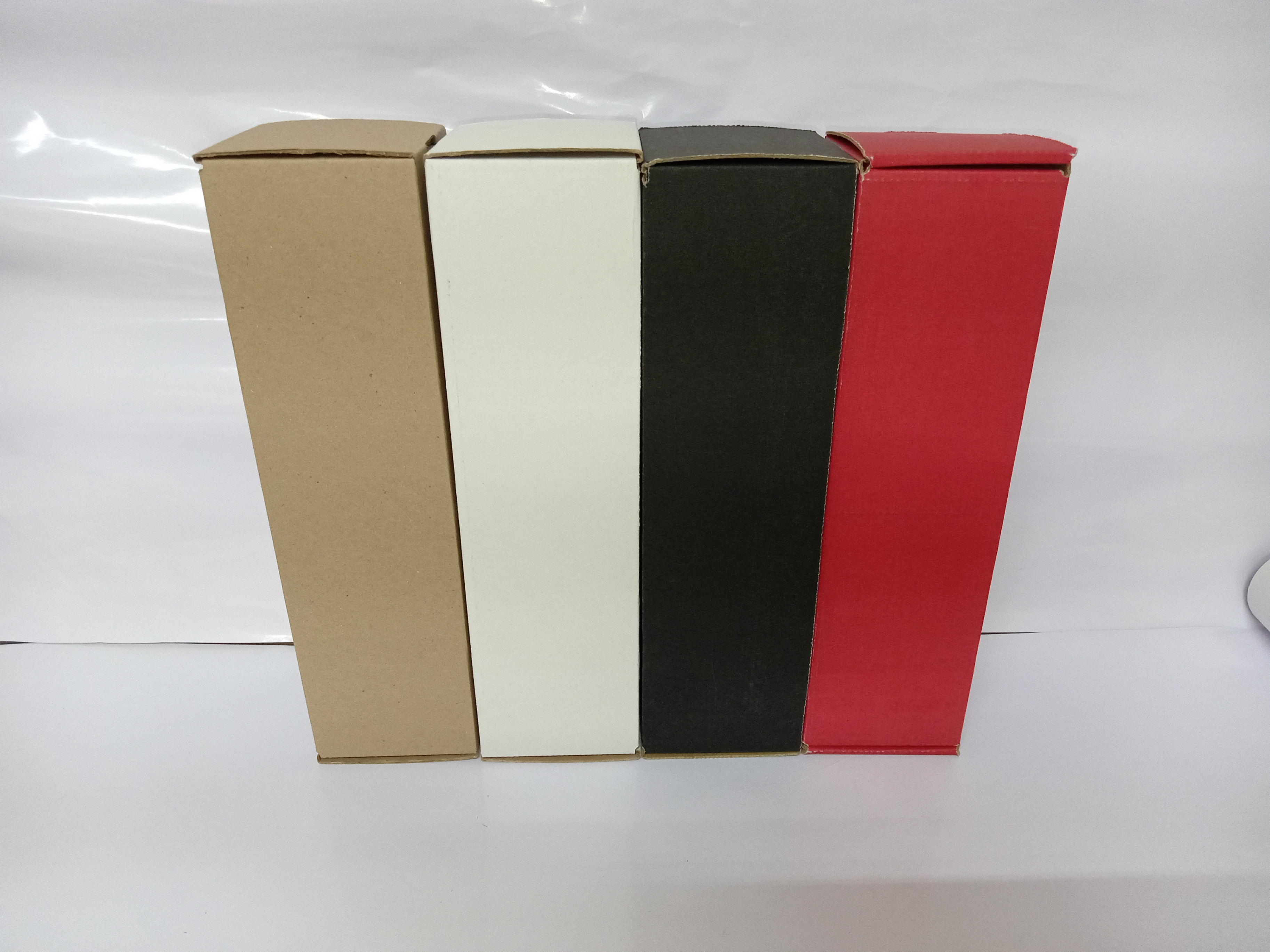 CAJAS TROQUEL PARA VINO VARIEDAD DE COLORES
DIMENSIONES:9.8cmX9.8cmX35.6cm
DISPONIBLE EN KRAFT, BLANCO, NEGRO Y ROJO