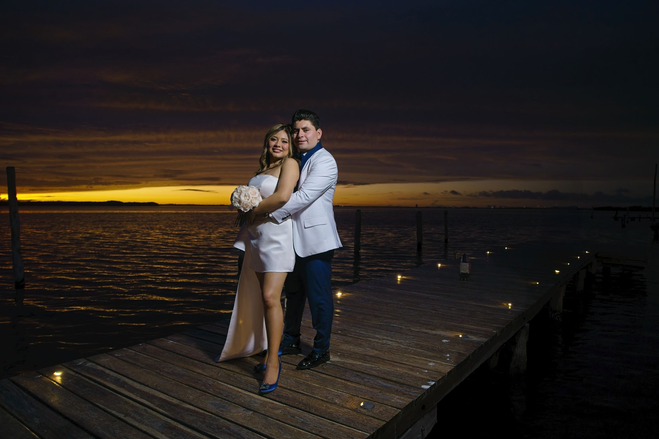 https://0201.nccdn.net/4_2/000/000/01e/20c/luxartifices-wedding-navios-cancun-bride-and-groom-sunset062.jpg