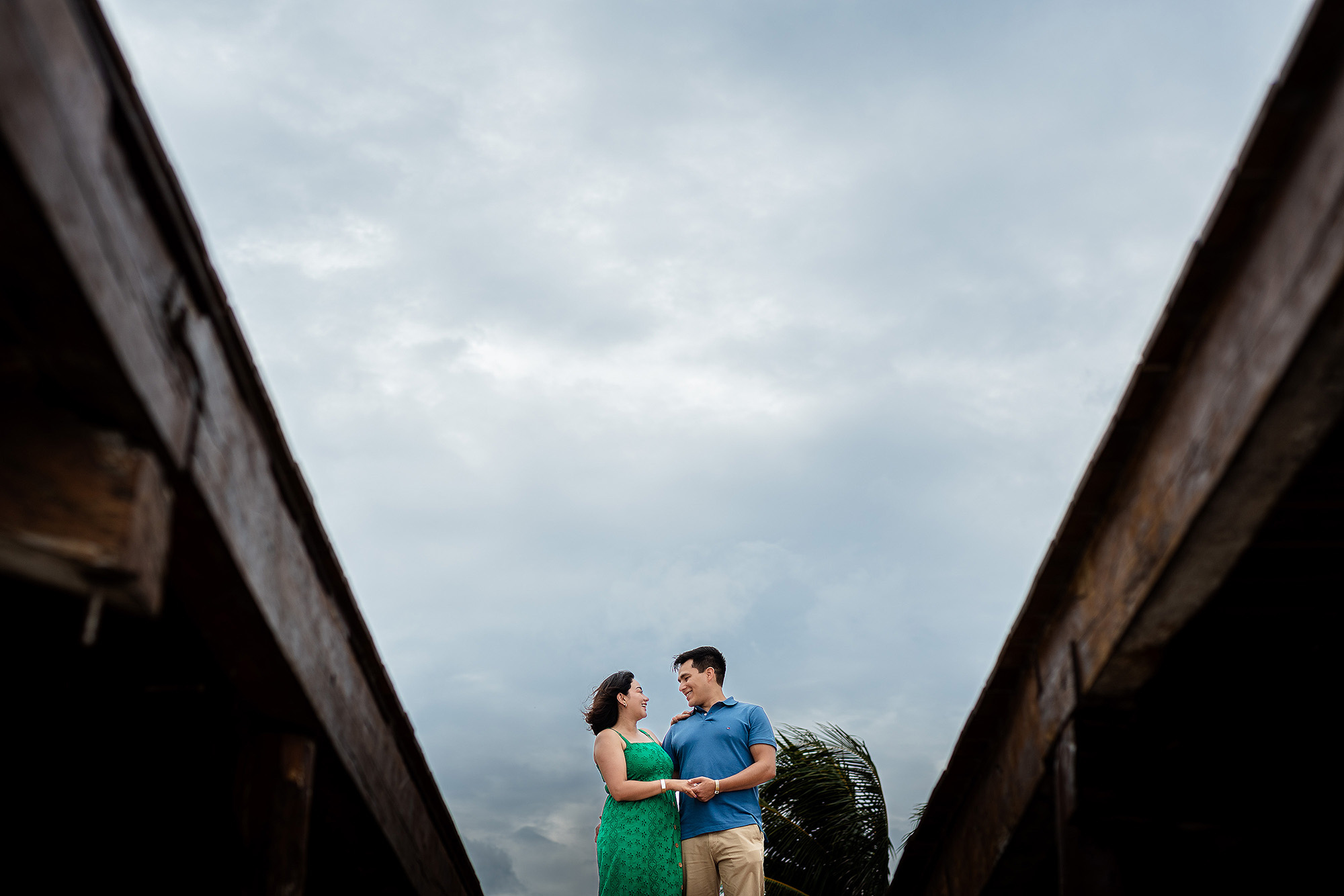 Fotografía emocional de compromiso con el mar Caribe de fondo, ideal para novios en Cancún y Tulum.