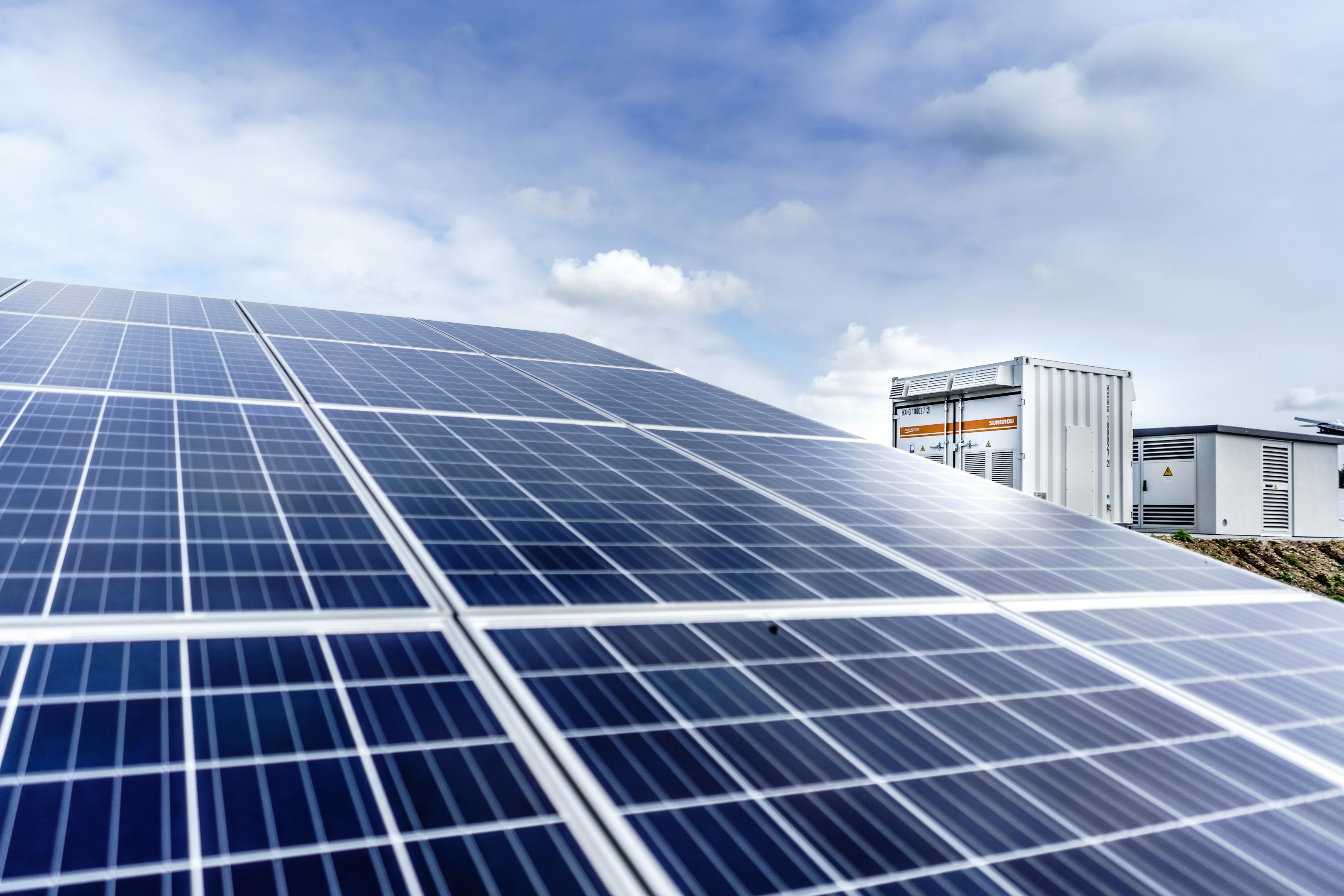 paneles solares durante el día
