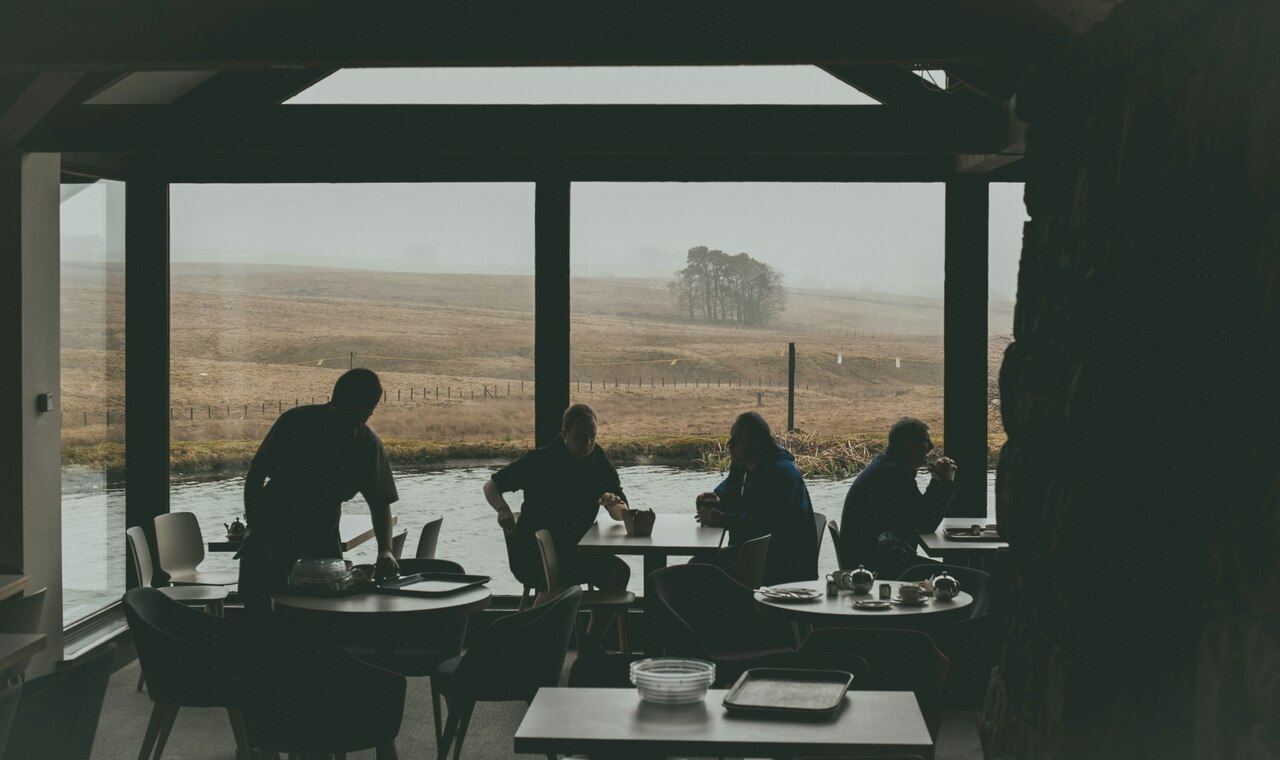 grupo de personas dentro de un restaurante