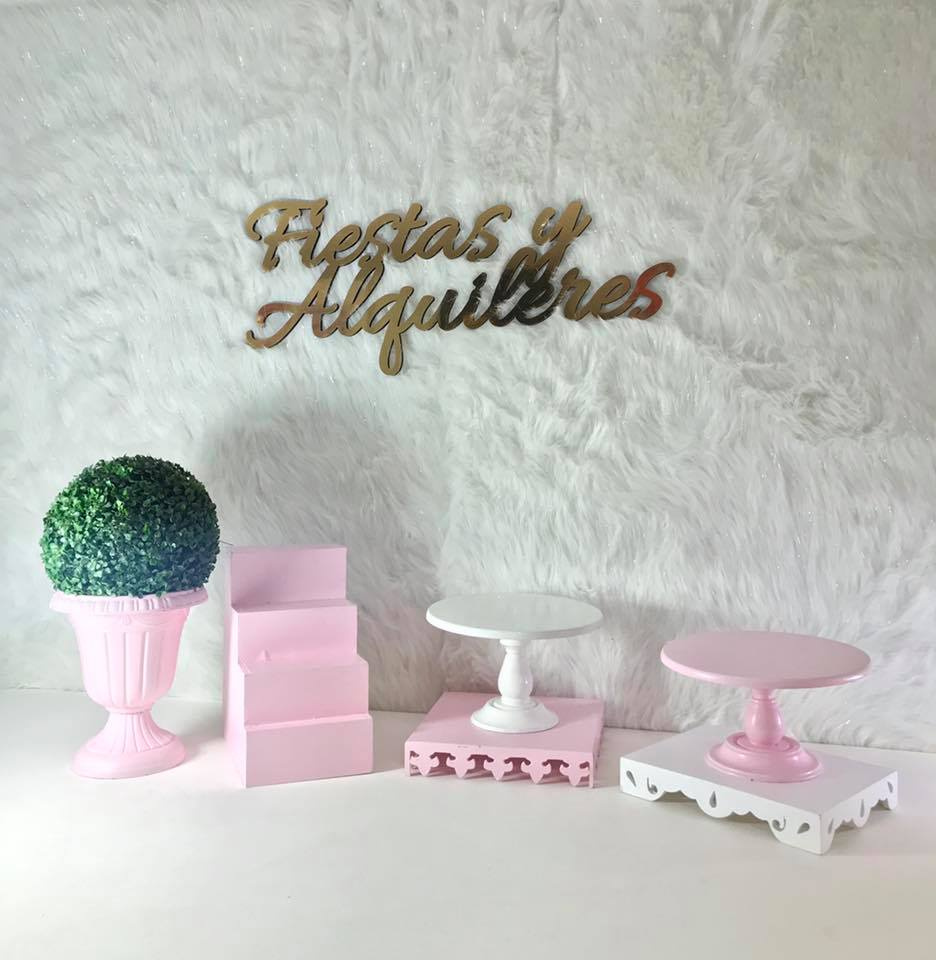 Florero Imperial#1 
Color Rosado 
Precio de Alquiler 20.000
Copon Color Verde Pequeño $10.000
Escalera de Mesa Color Rosado 30.000
Bases Planas Troqueladas
Color Rosado
Medias: 30cm X 30cm 
$20.000
