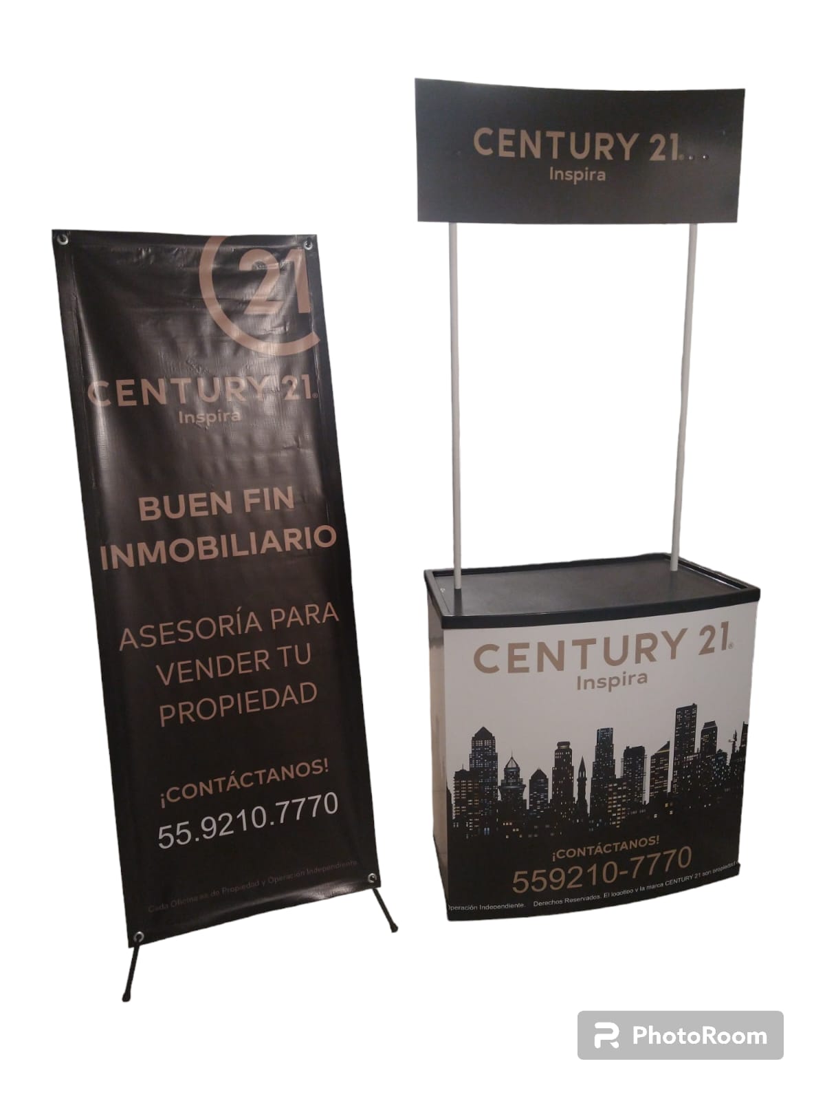 Impresora industrial moderna en oficina bien iluminada con papel en proceso de impresión.