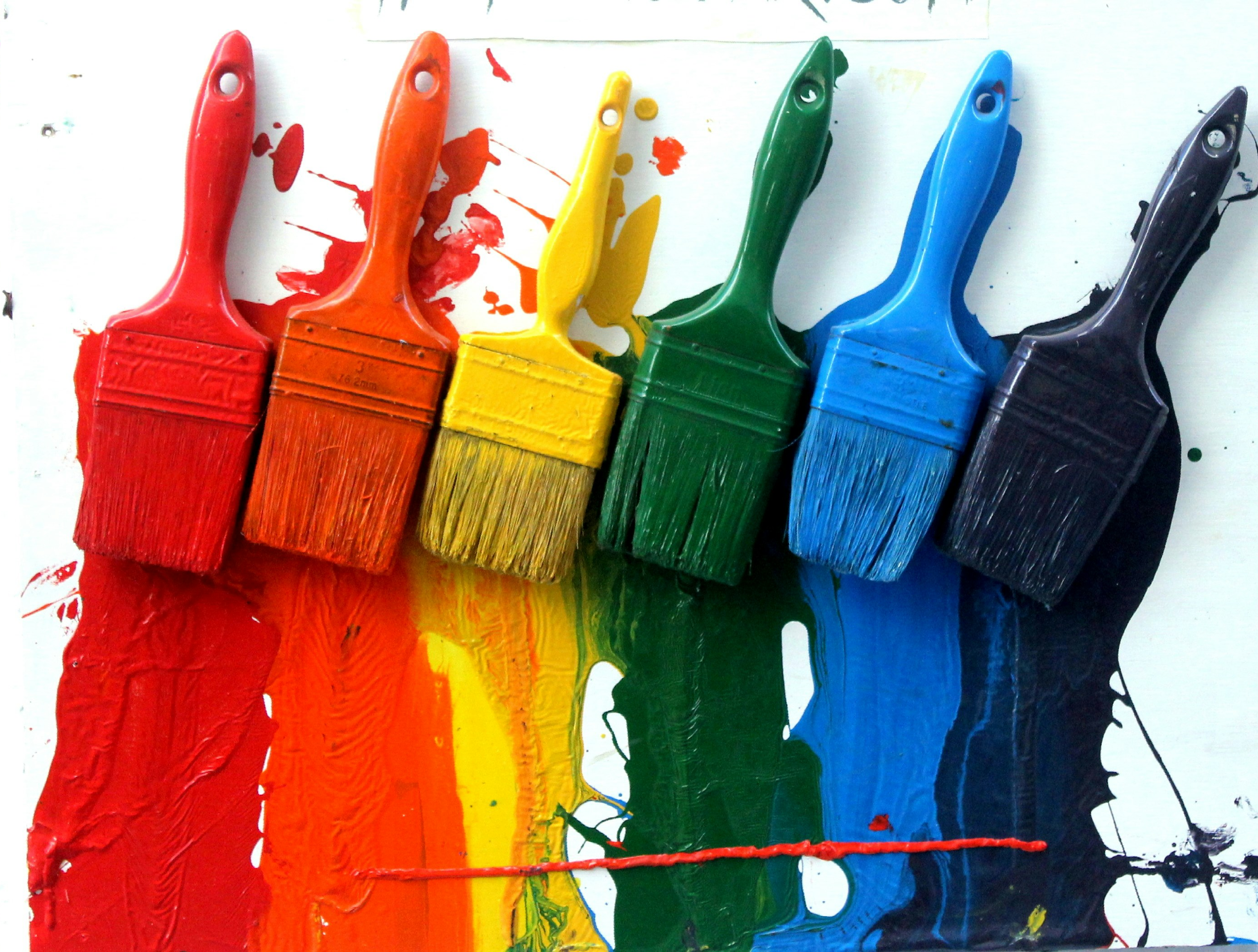 Sala moderna con un sofá amarillo, plantas en macetas y grandes ventanas que dejan entrar luz natural. Sala moderna con un sofá amarillo, plantas en macetas y grandes ventanas que dejan entrar luz natural.