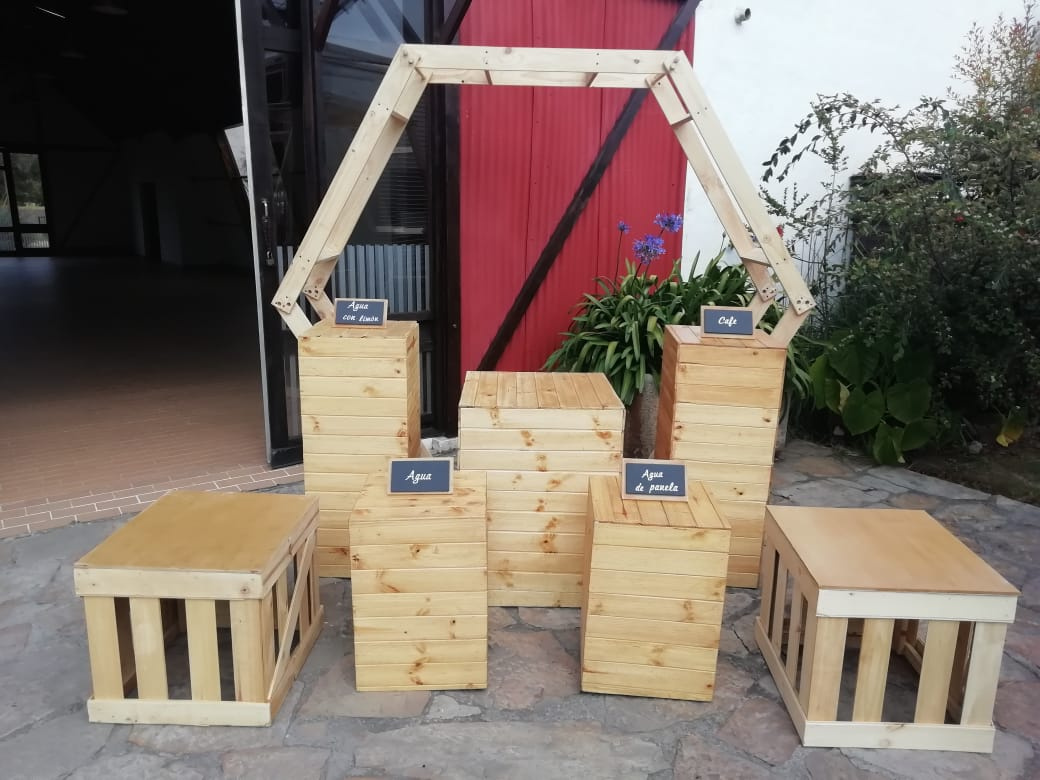 Estructura Hexagonal
Manejamos en 
(Color Blanco y Color Madera)
$150.000 Alquiler 
2.47cm Ancho
2.20m Alto
50cm Profunidad