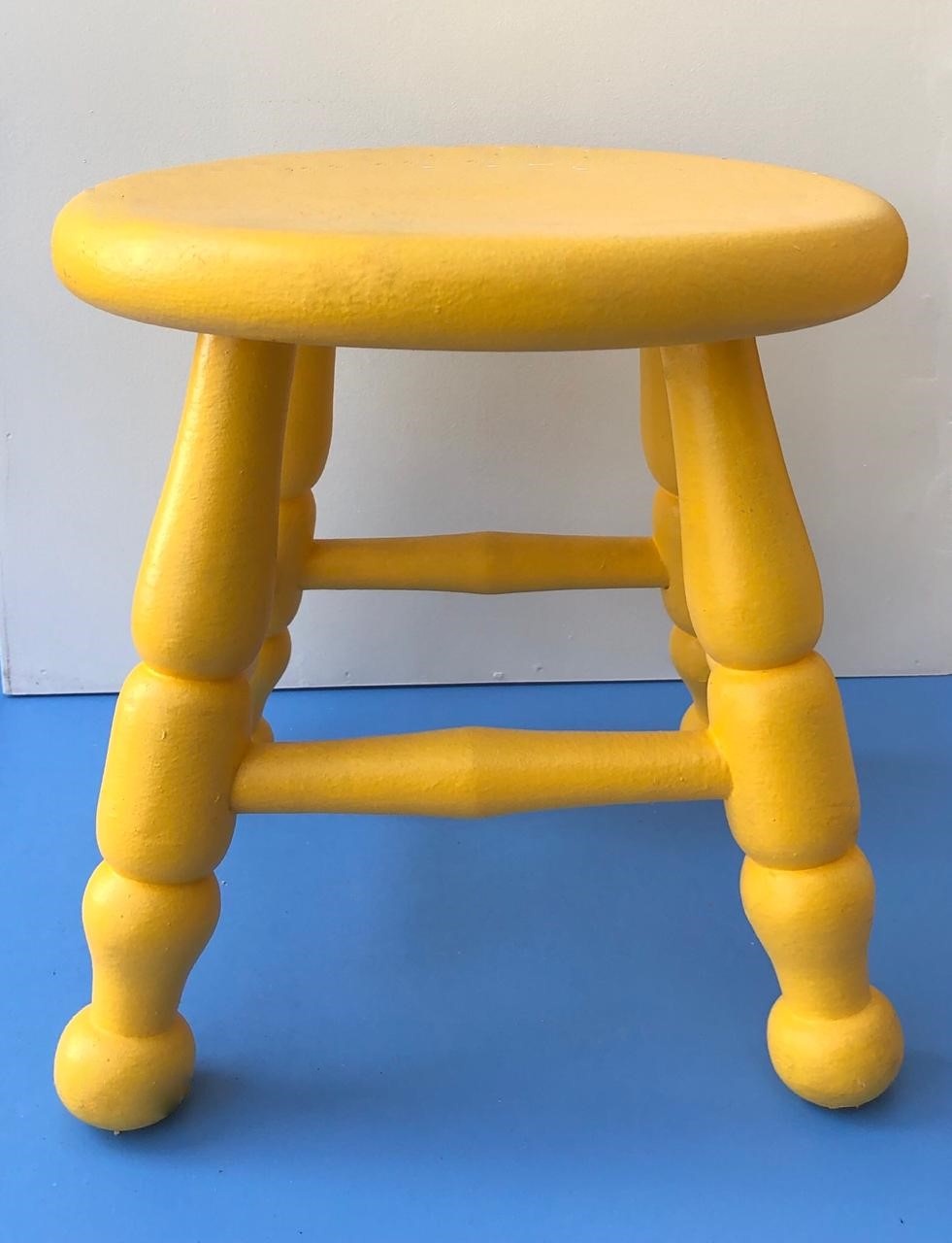 Mini Butacas 
Color Amarillo
Medidas: 25cm de Altura
Alquiler $25.000