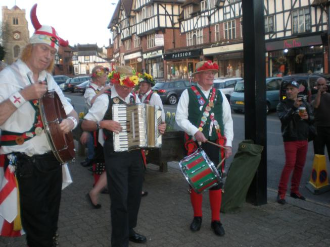 The Band keeping the music going outside the Queens Head, Pinner