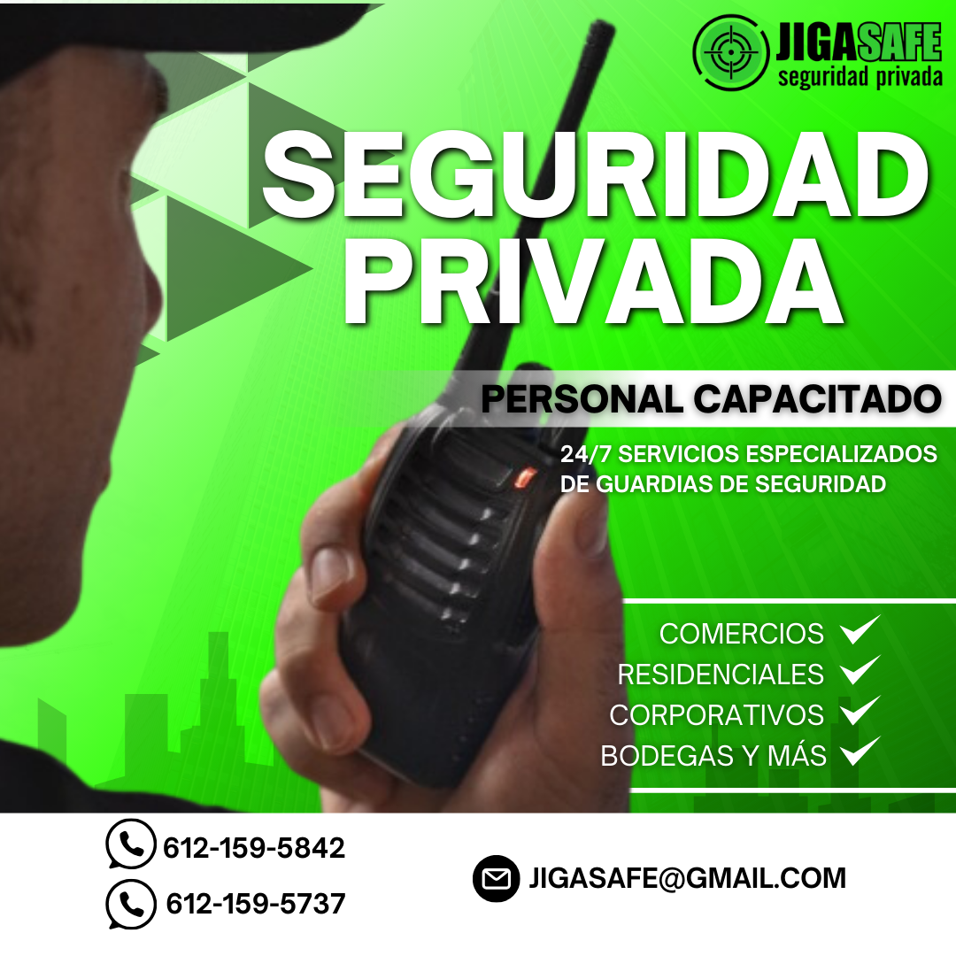 Guardia de seguridad de pie en un edificio, enfocado en el control de acceso, con grupo de personas al fondo.