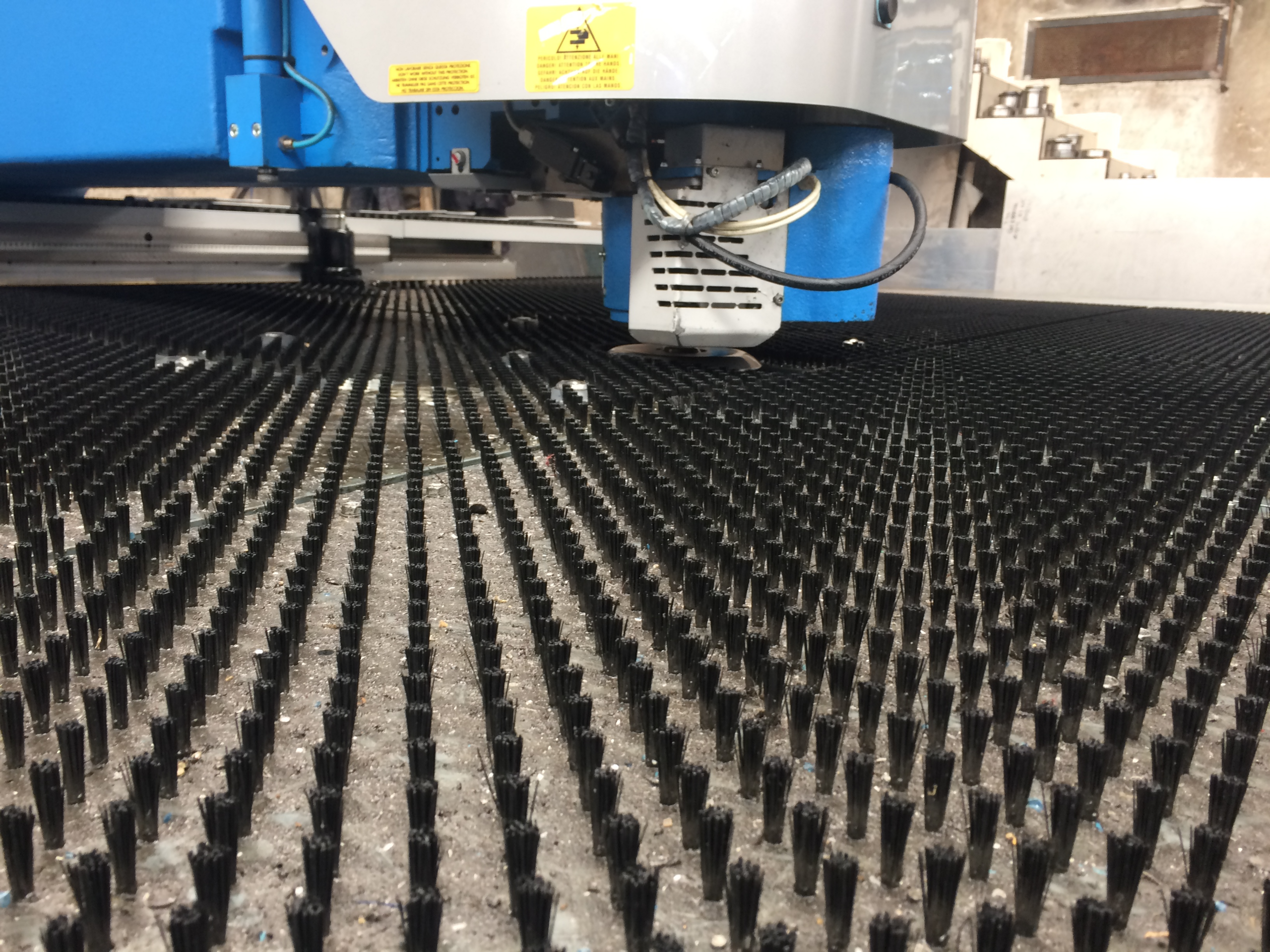 Máquina de corte industrial con superficie de sujeción detallada en fábrica.