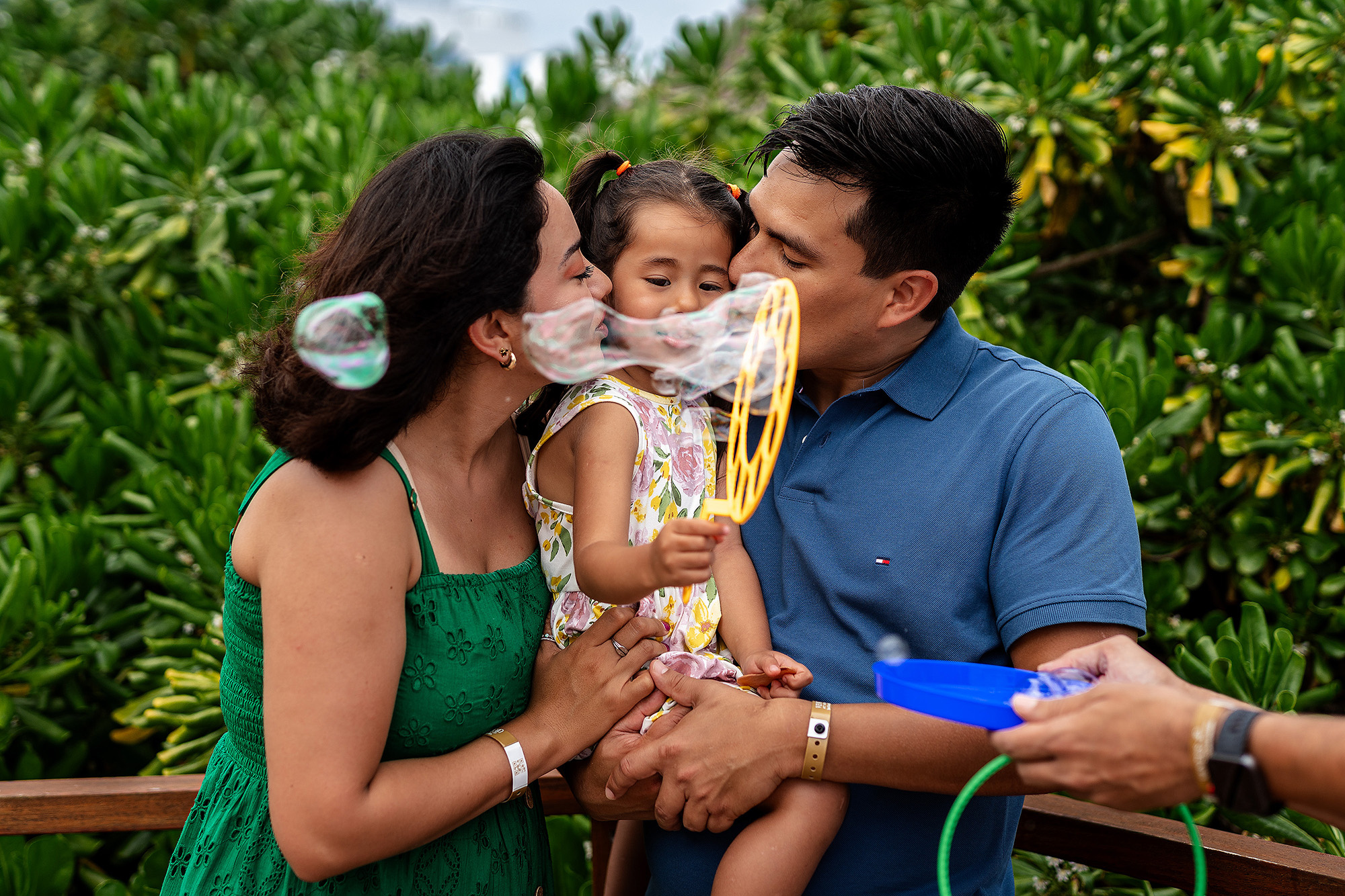 Momento espontáneo de compromiso en Puerto Morelos, estilo documental y auténtico para bodas destino en México.