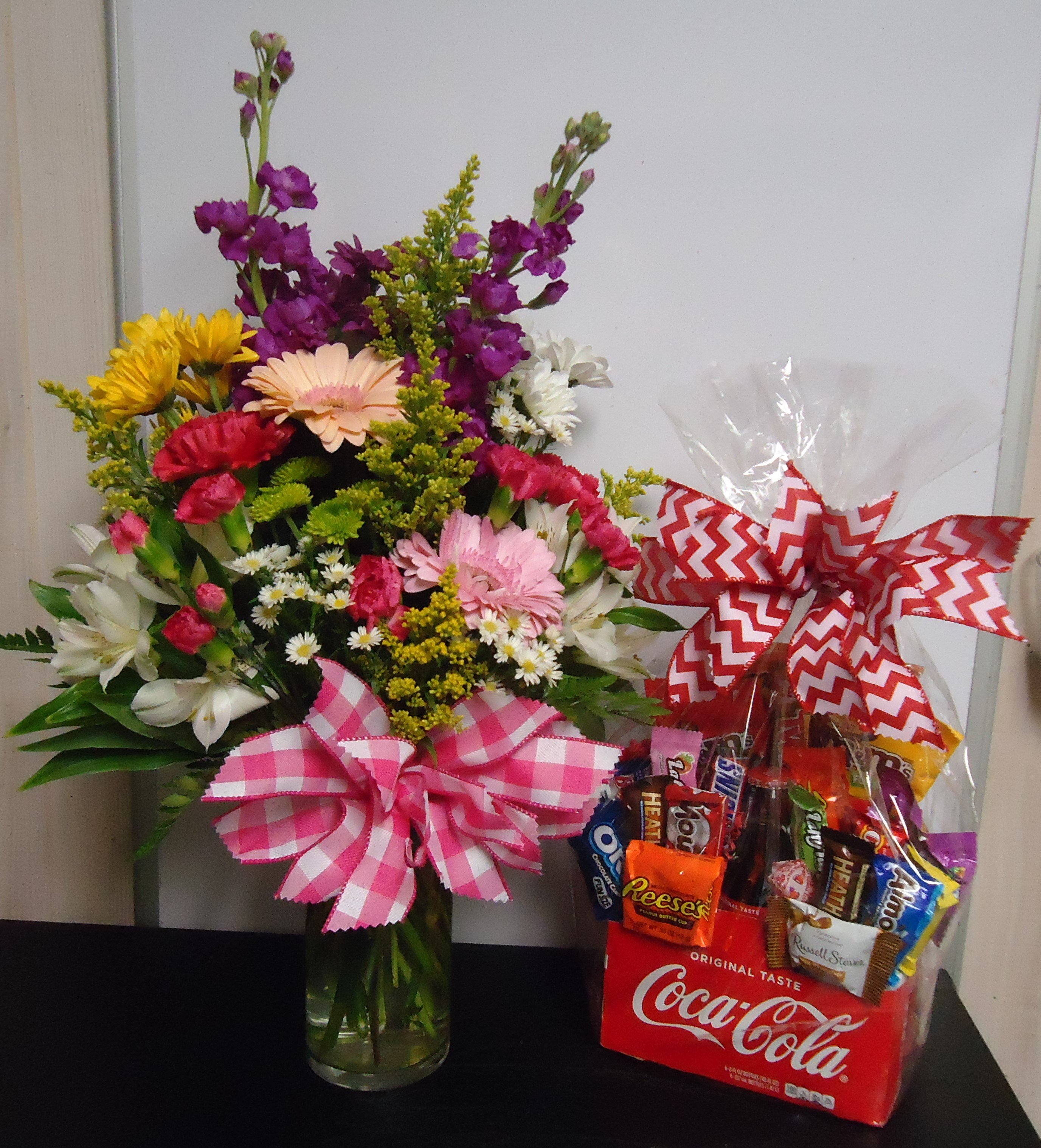 (12)  "Fresh" Mix Vase W/ Drink Box & Candy
$100.00
(Flowers  & Drinks May Vary)