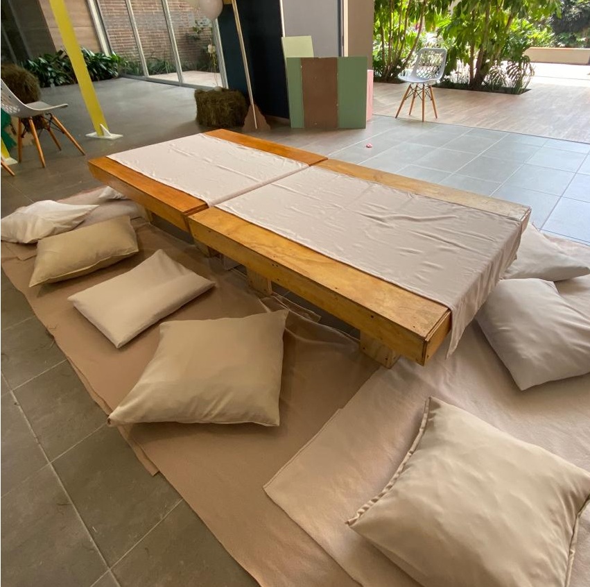 Cojines
Colores disponibles
Azul celeste,Azul rey,Azul menta,rosado pastel
blanco, rojo ,Amarillo,lila,beige,
verde menta,verde manzana,morado, negro
naranja
44cm x 44cm
Alquiler $ 5.000
Precio Unitario