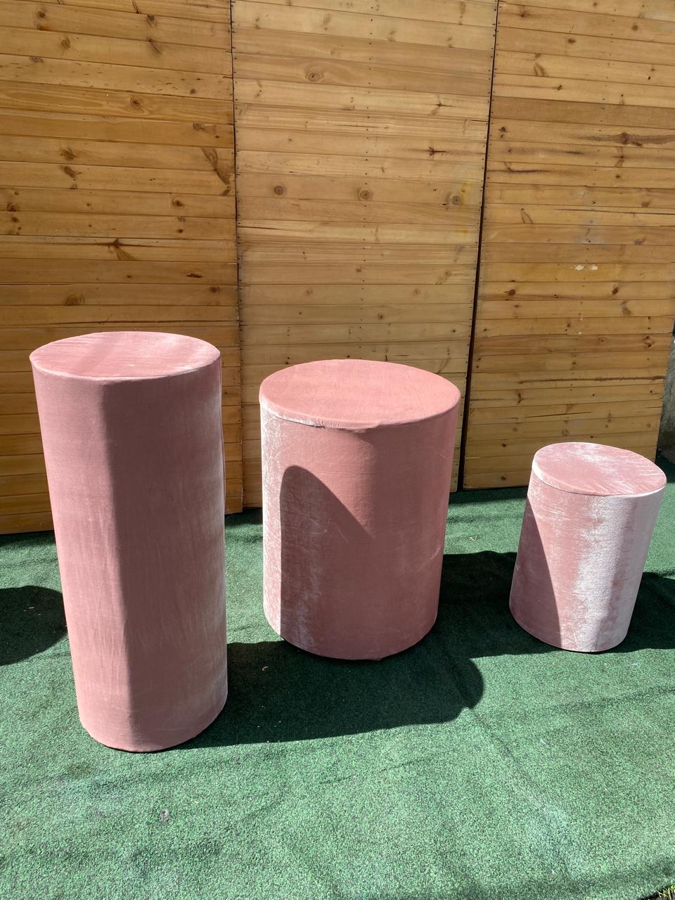 Kit de 3 Mesas Cilindricas
FORRADO EN TELA DEL COLOR
Medidas:
Principal 60, 5D X 80CM Altur
Mediana 40, 5D X 1,02 M Altura .
Pequeña 40, 5D X 58 CM Altura.
$ 150.00