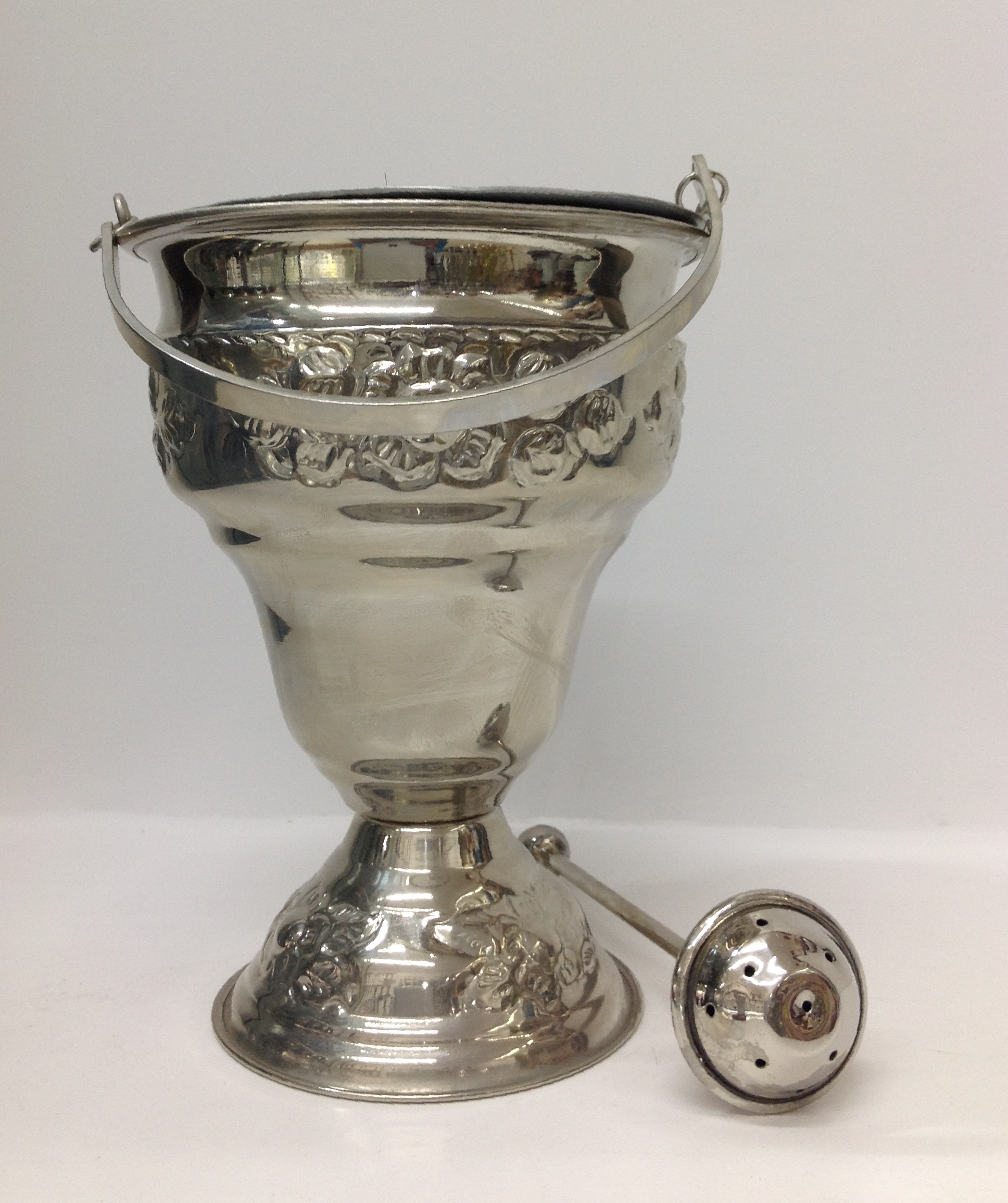 ACETRE DE LATÓN CON BAÑO DE NÍQUEL GRABABO DE FLORES Y DEPOSITO DE ALUMINIO

preguntar por existencias.
