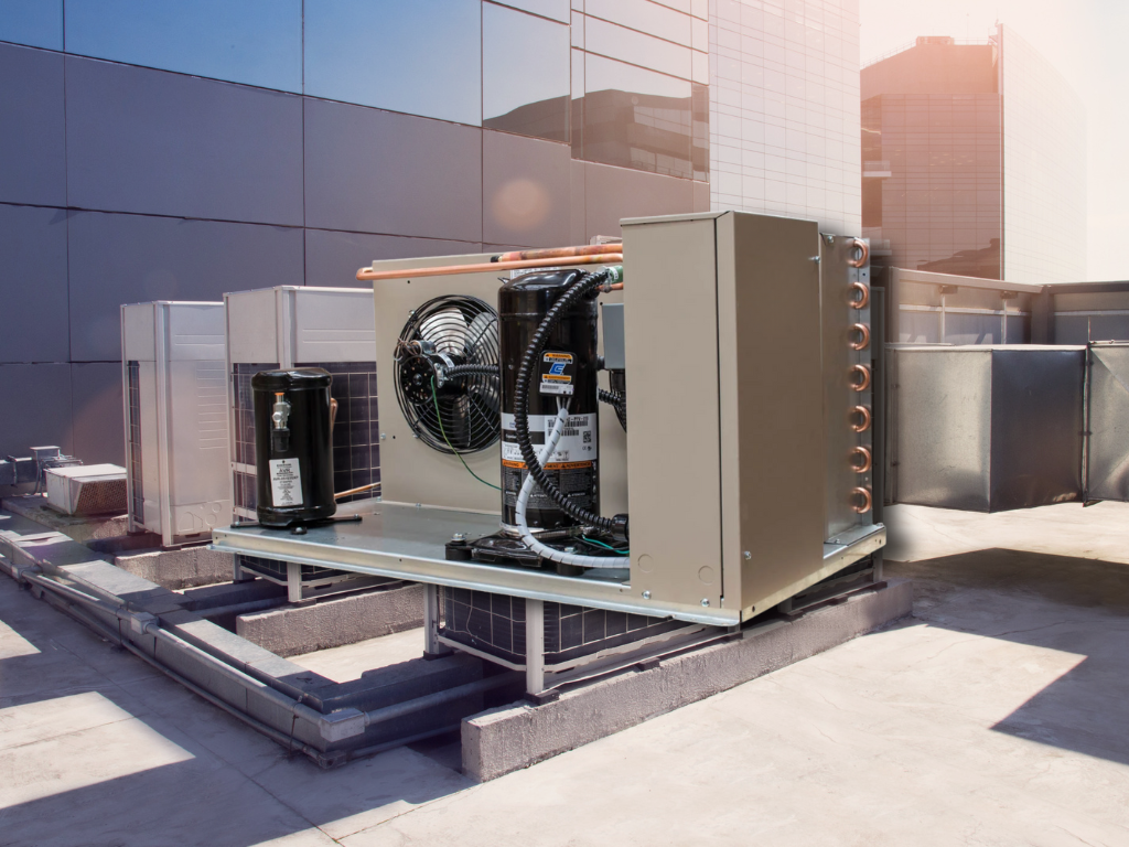 Hombre con uniforme blanco y casco en un pasillo de supermercado.