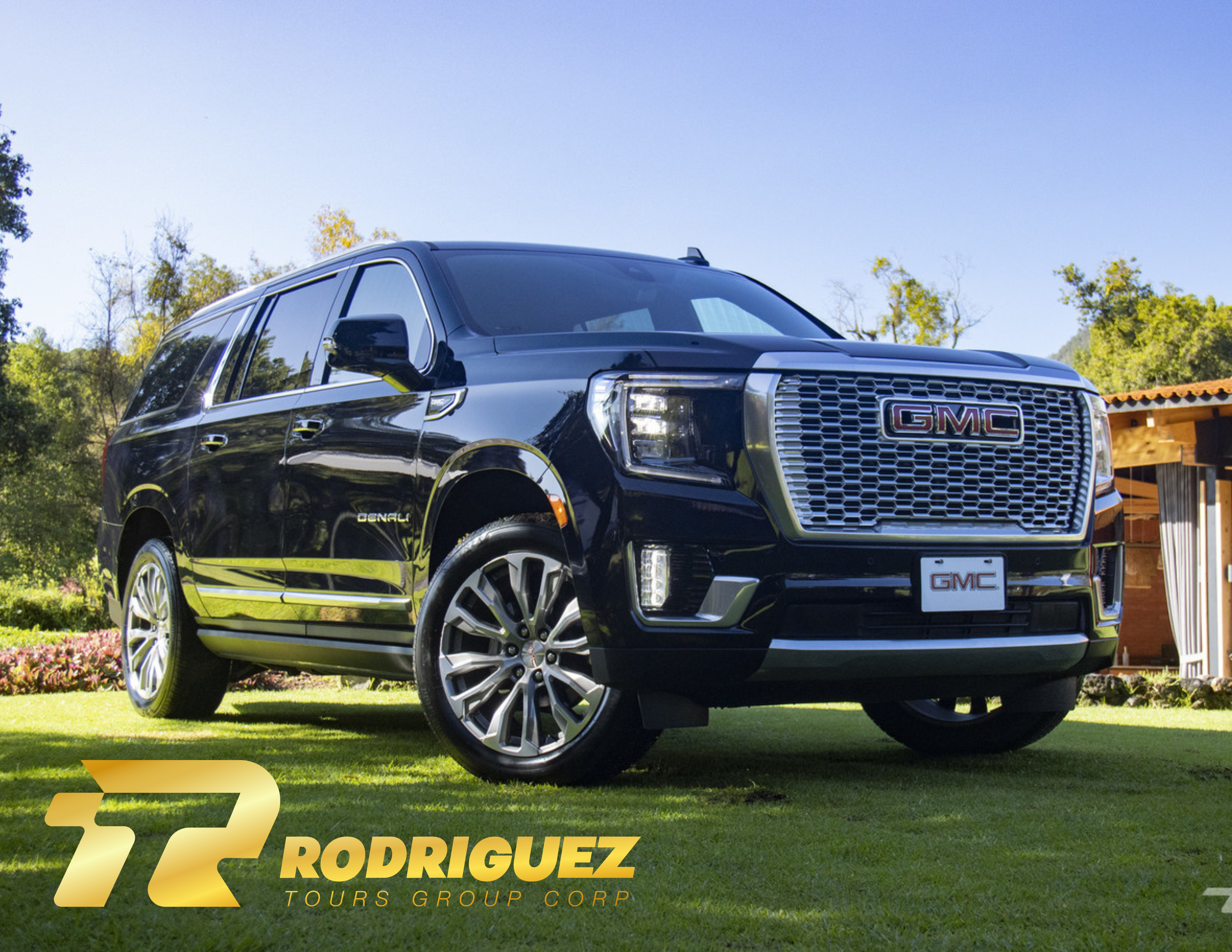 Un SUV negro Mercedes-Benz expuesto en un elegante salón con luz natural y personas dialogando.