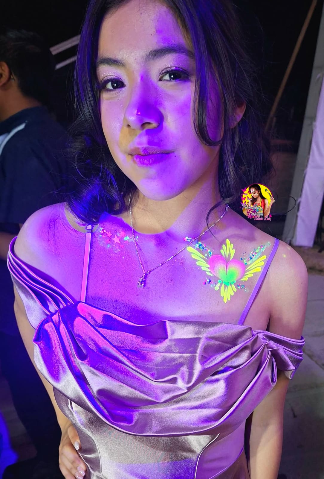 Velas encendidas en un ambiente romántico con flores blancas y fondo difuminado, sobre una mesa decorada.