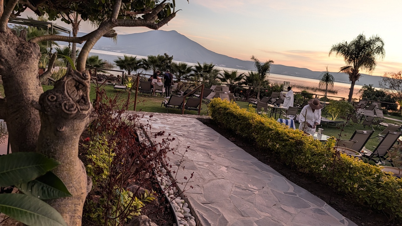 Piscina iluminada con velas flotantes y plantas en un ambiente moderno y sereno.